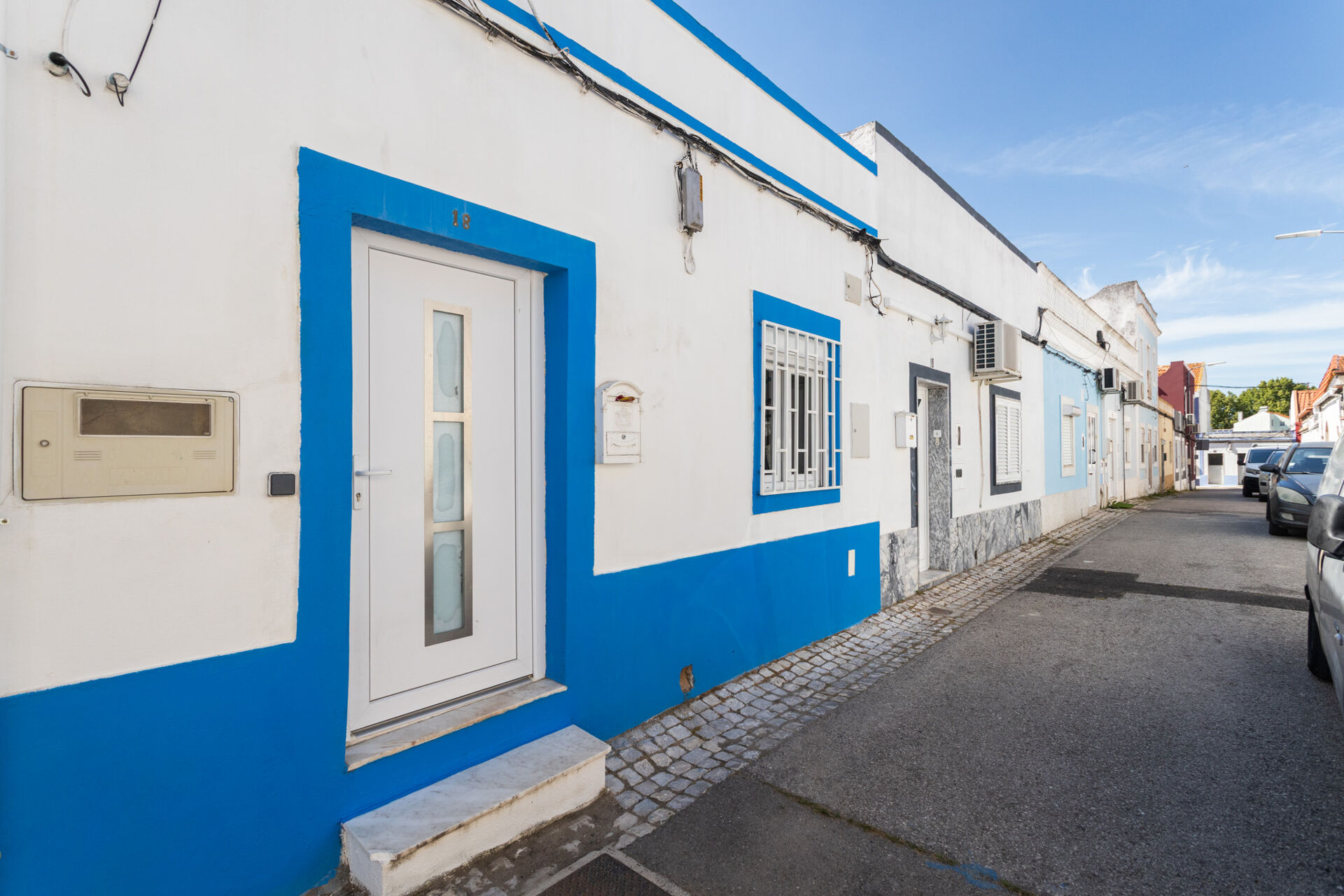 Moradia em Banda Remodelada com Terraço no Centro da Moita - 2 Quartos e 2 WC
