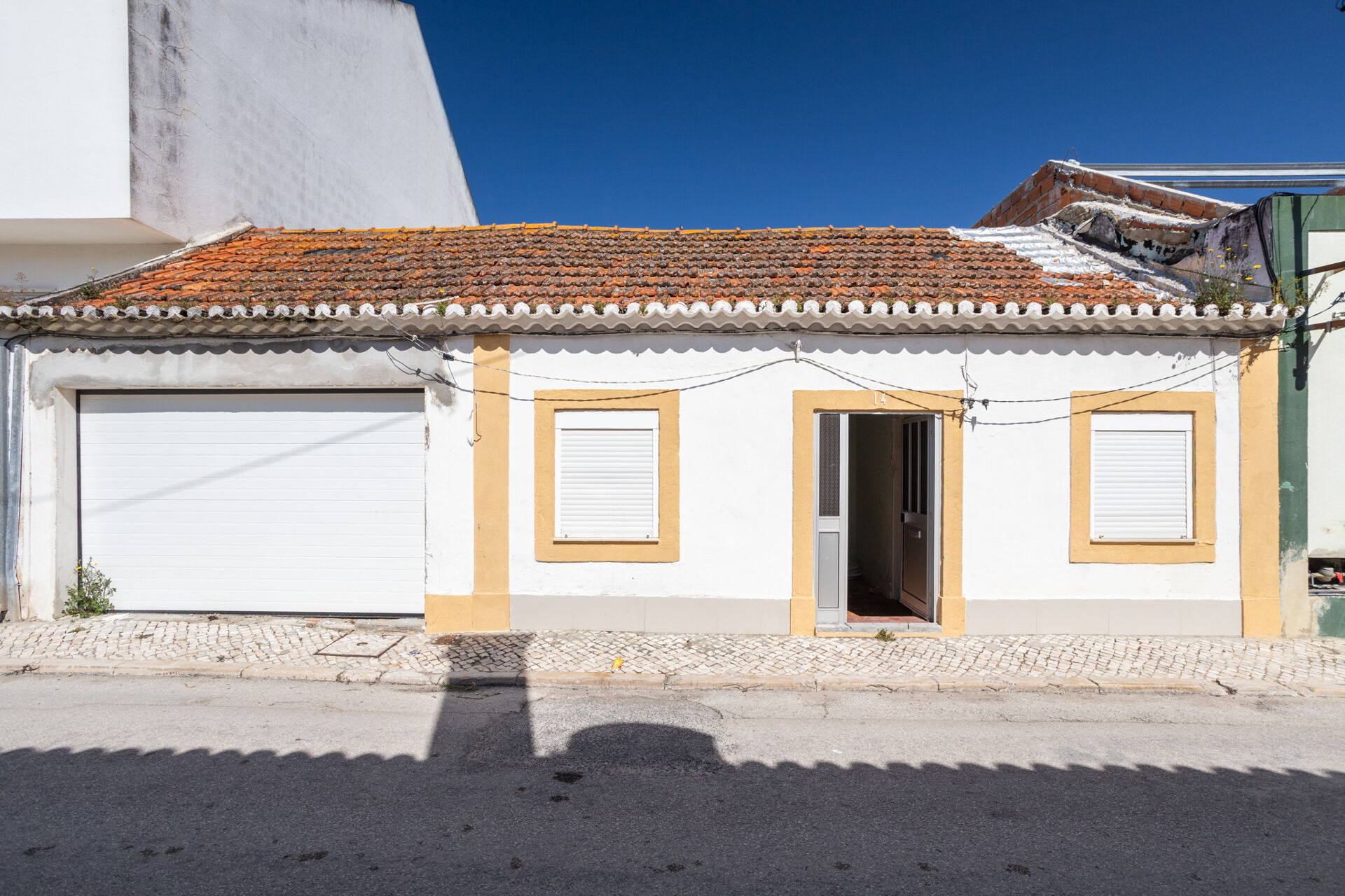 Prédio com Jardim e 6 Quartos: Oportunidade de Reabilitação com Potencial Familiar e de Valorização
