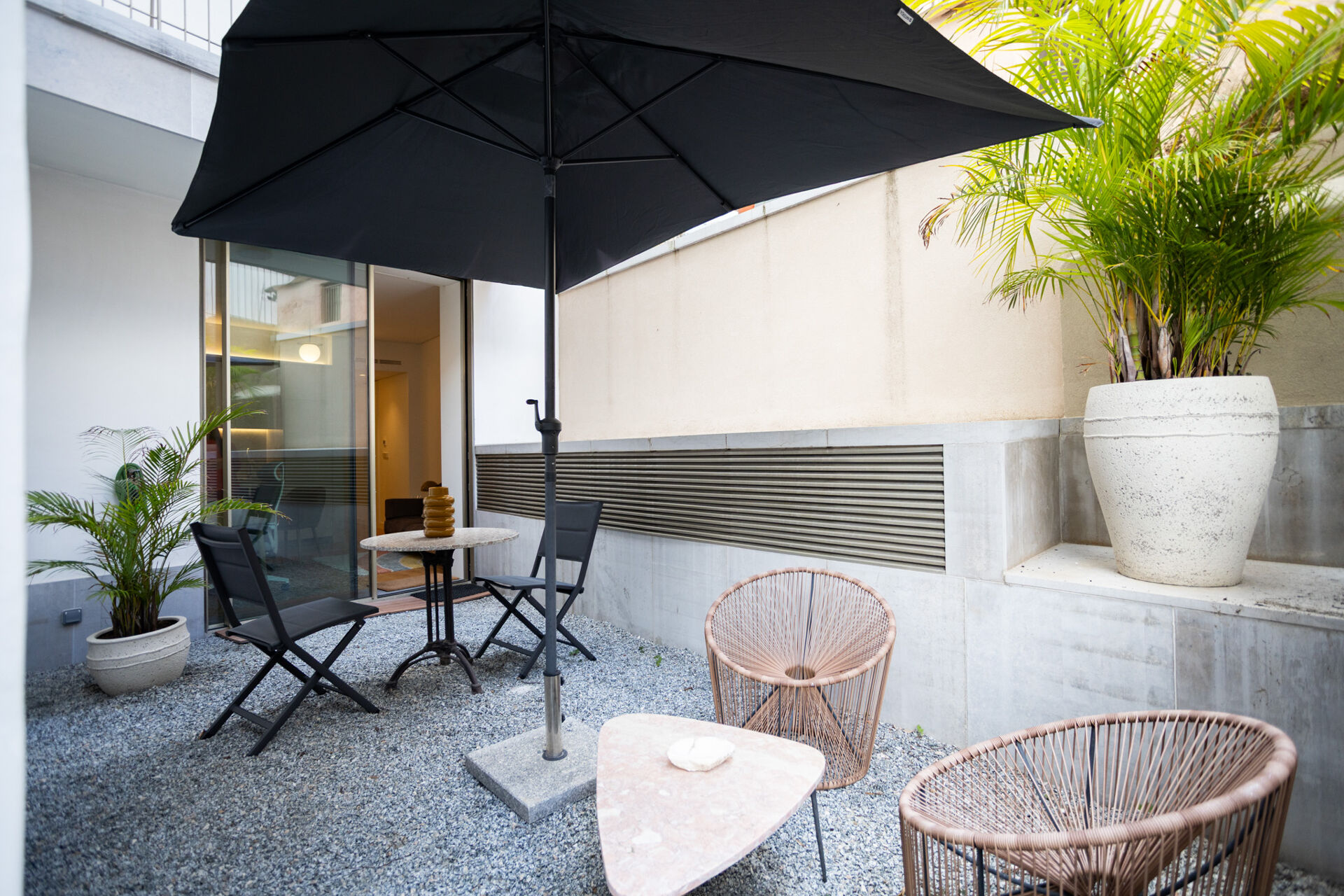 Möblierte 1-Zimmer-Wohnung in prestigeträchtiger Wohnanlage mit Terrasse, Garten und Parkplatz | Exzellente Vermietung

