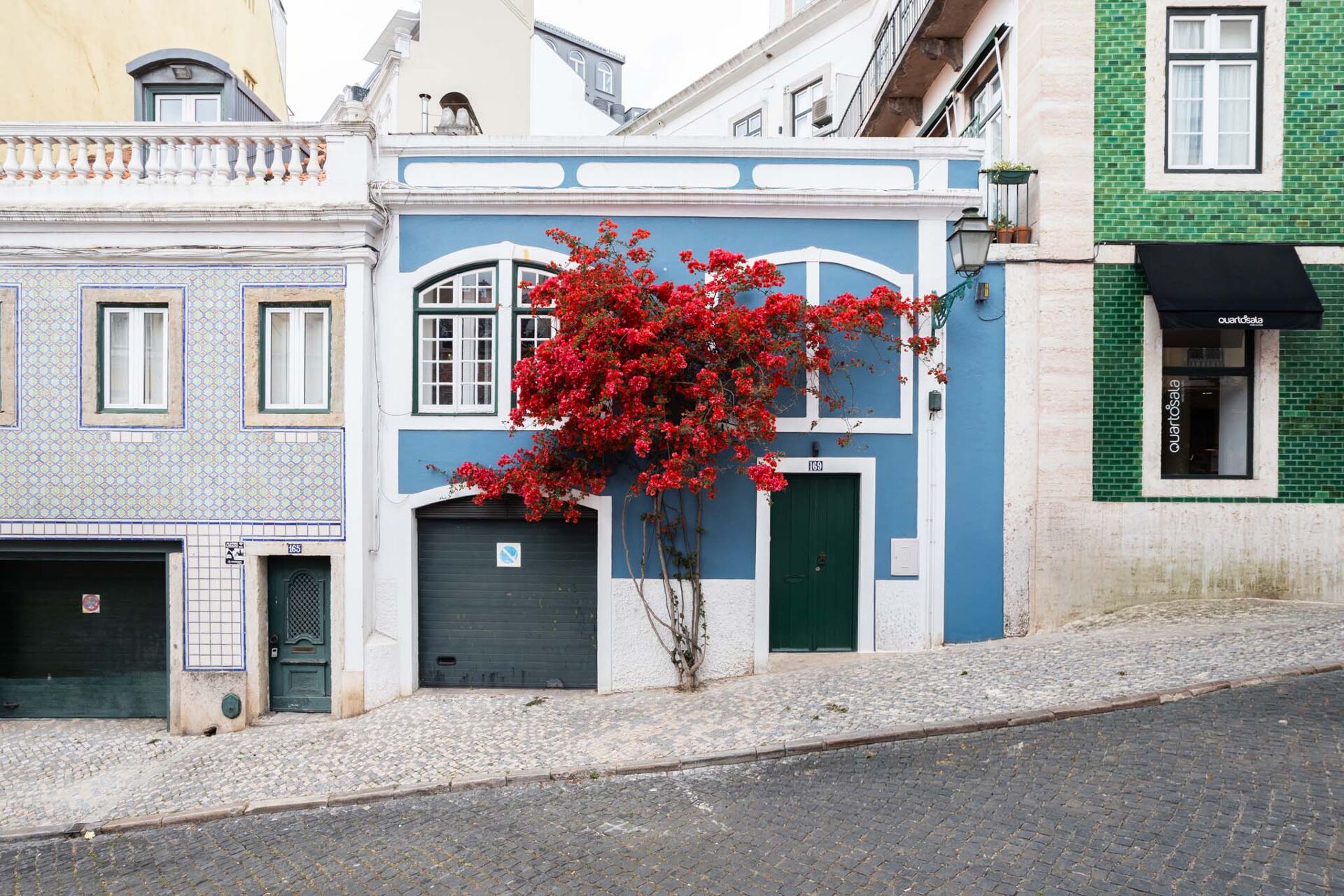Príncipe Real: Apartamento T1 com Charme, Renovação de Autor e Estacionamento Transmissível
