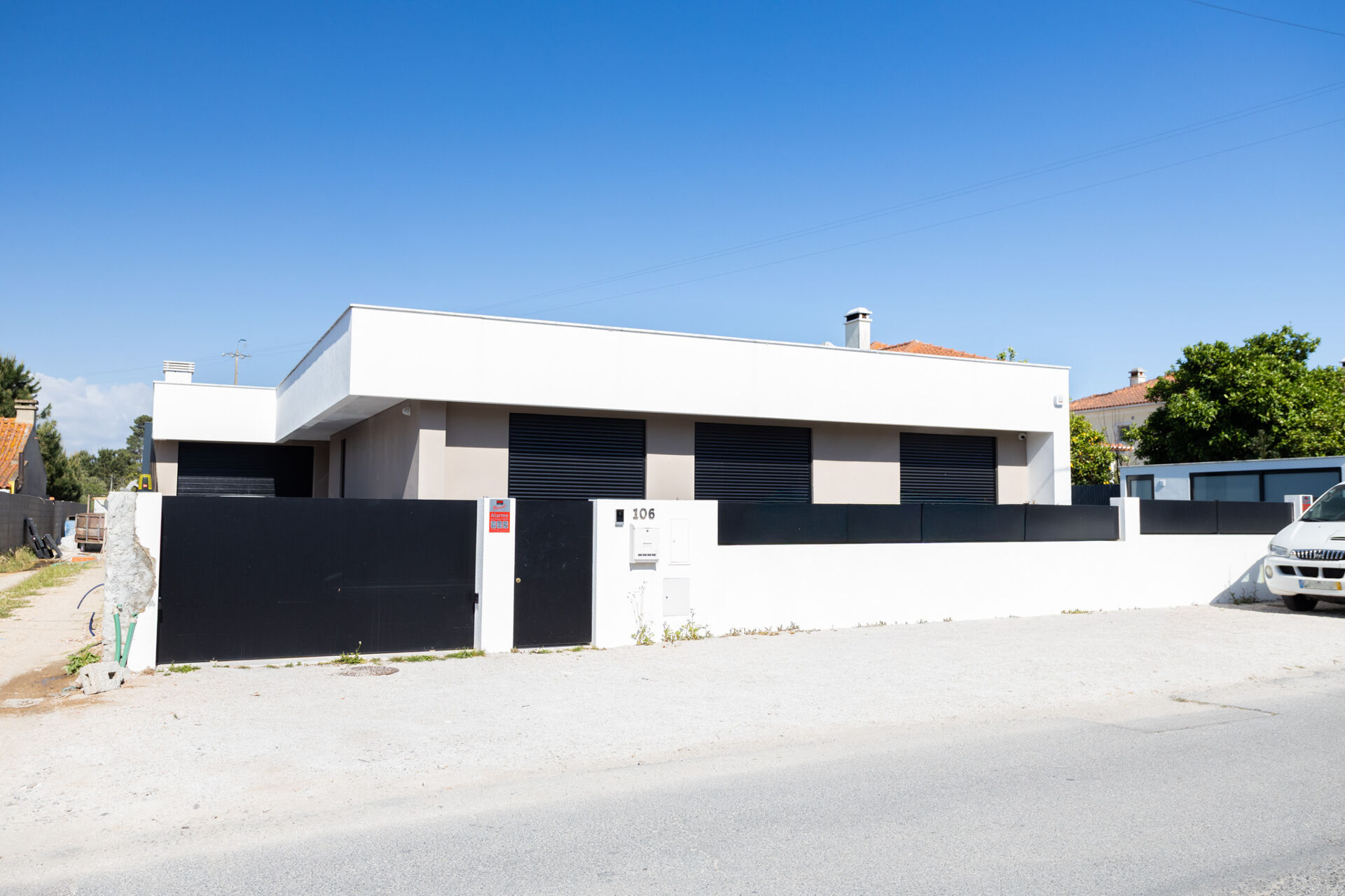 Moradia Térrea Geminada T3 com Piscina, Jardim e Suíte com Closet em Construção