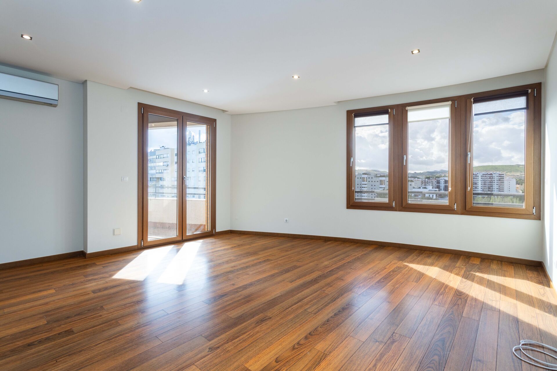 Apartamento T2 com 136 m², Varandas e Excelente Arrumação para Arrendamento
