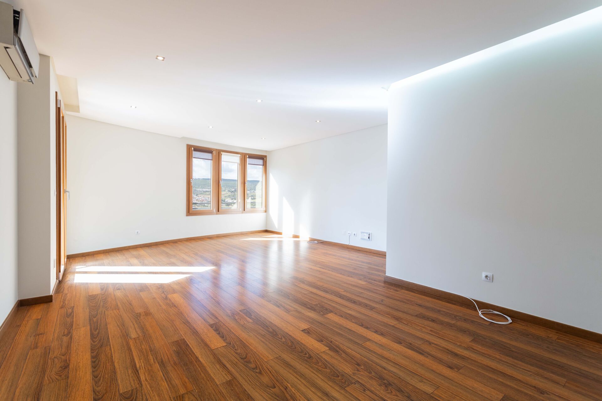 Apartamento T2 com 136 m², Varandas e Excelente Arrumação para Arrendamento