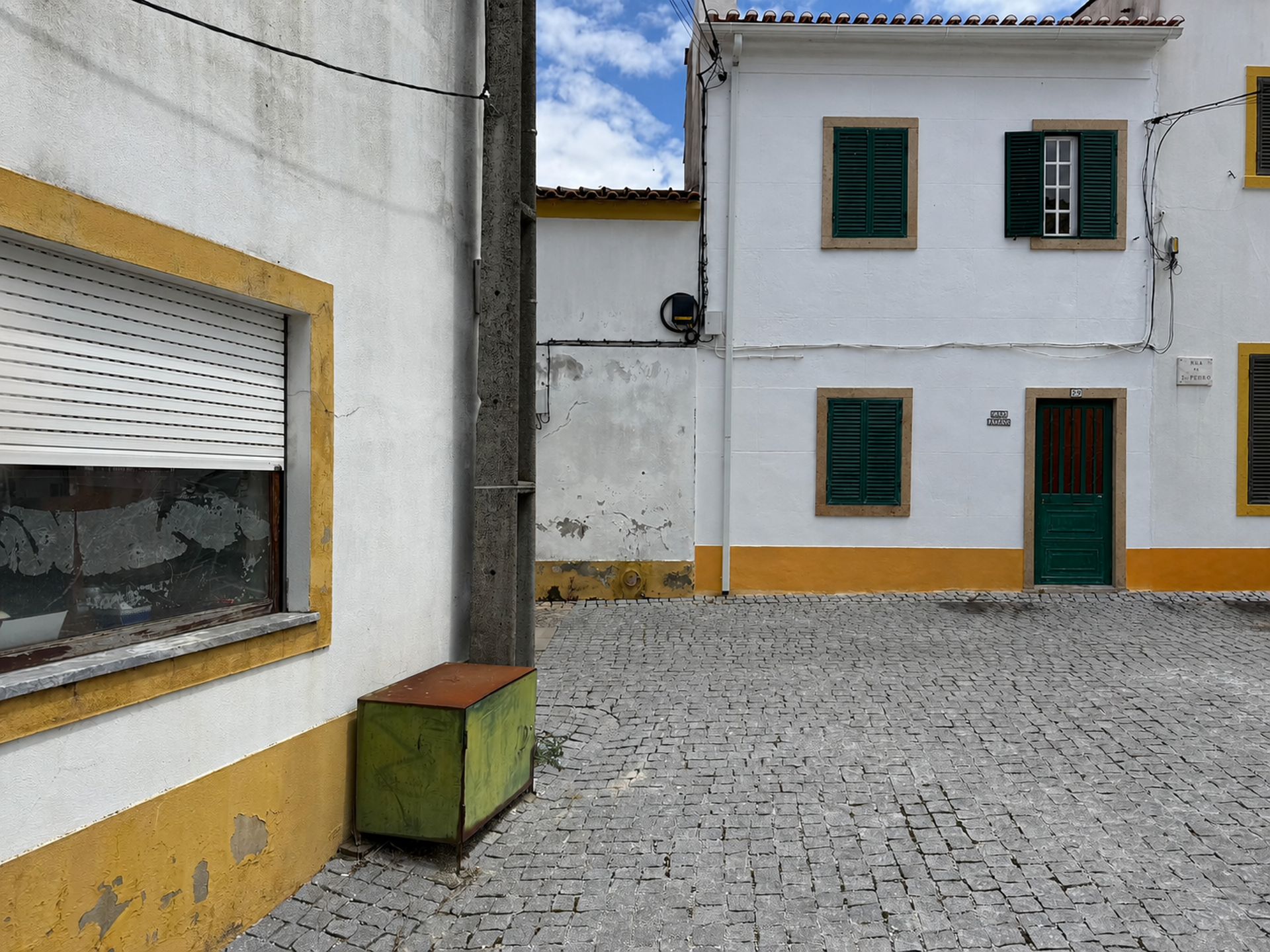 Moradia em Banda T2 com Charme e Potencial para a Sua Casa Ideal
