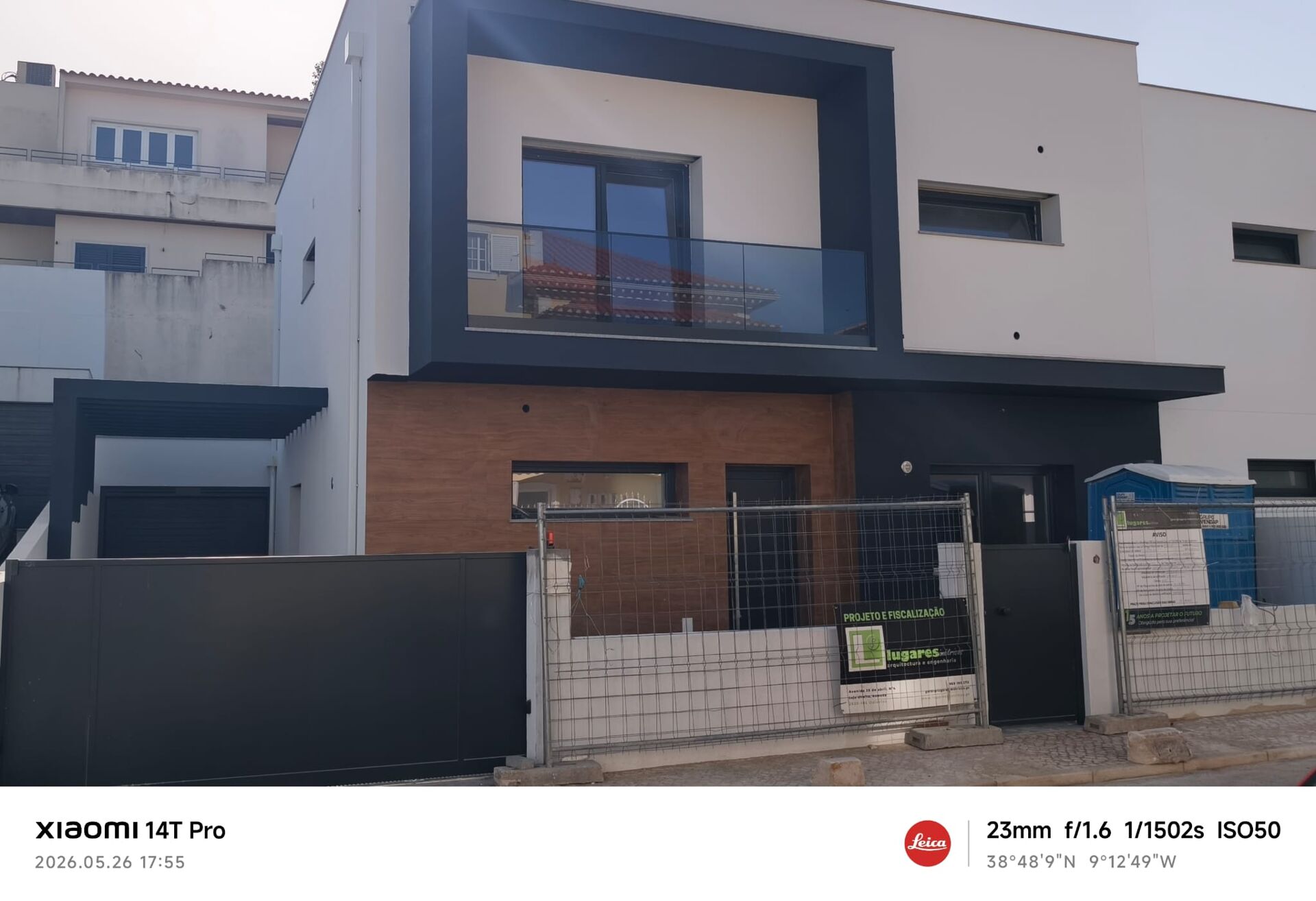 Moradia Nova T4 em Banda com Rooftop, Jardim, Garagem e Vista Desafogada sobre Lisboa em Famões
