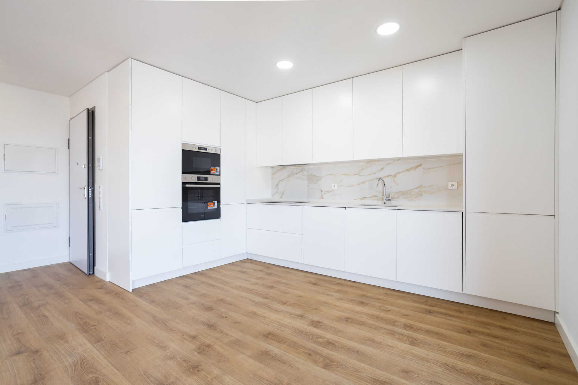 Apartamento T3 com Box | Santo António dos Cavaleiros 