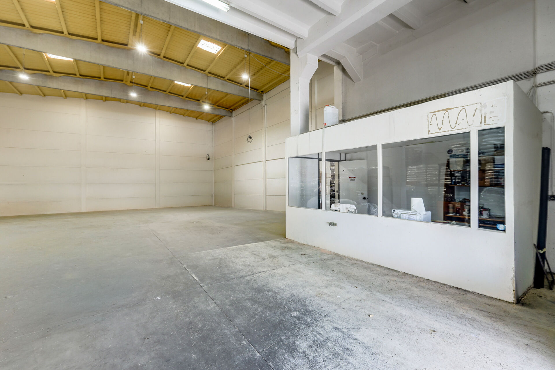 Armazém de 636 m² no Parque Industrial da Granja