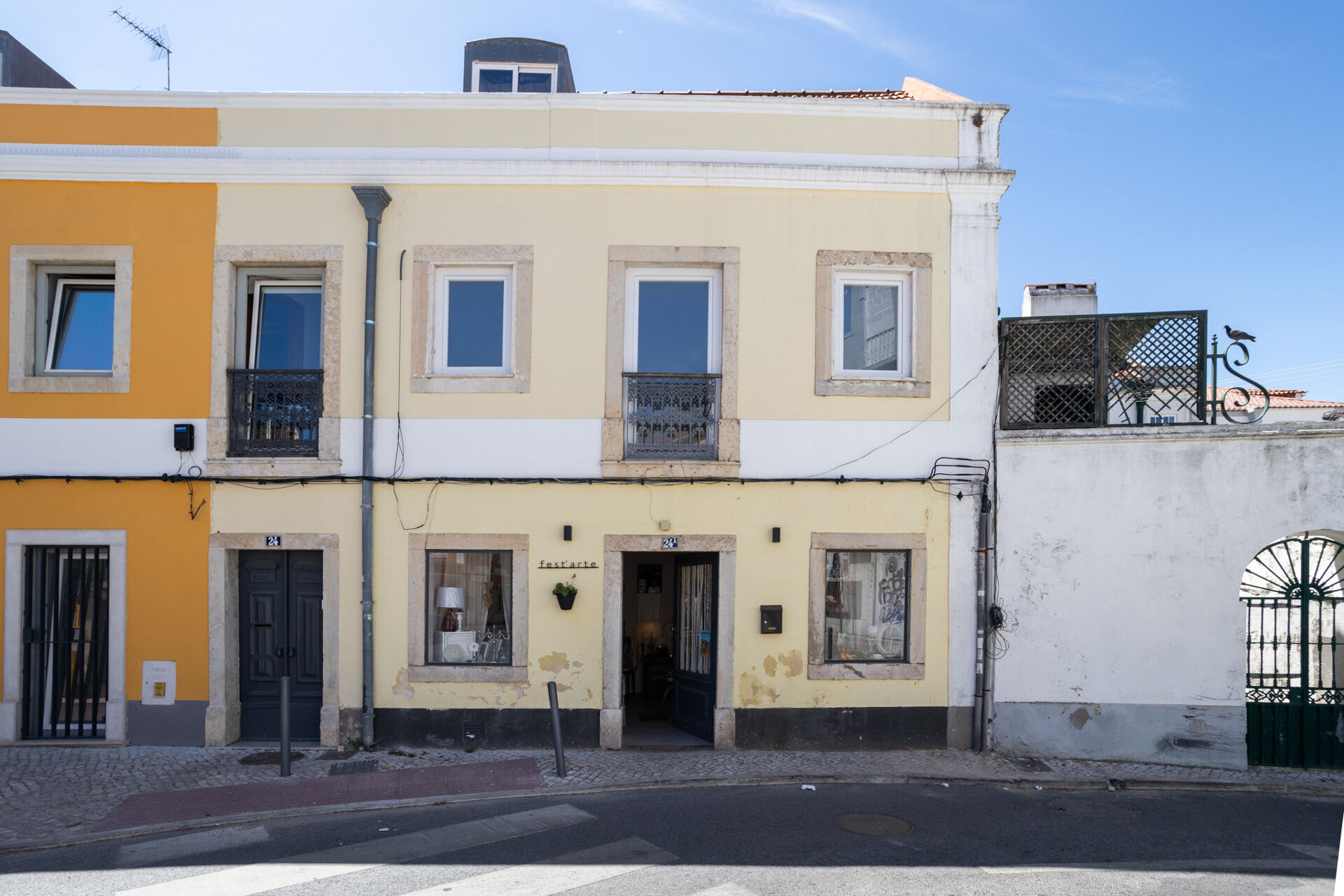 Loja de 52 m² no Coração de Almada – Excelente Visibilidade e Potencial Comercial