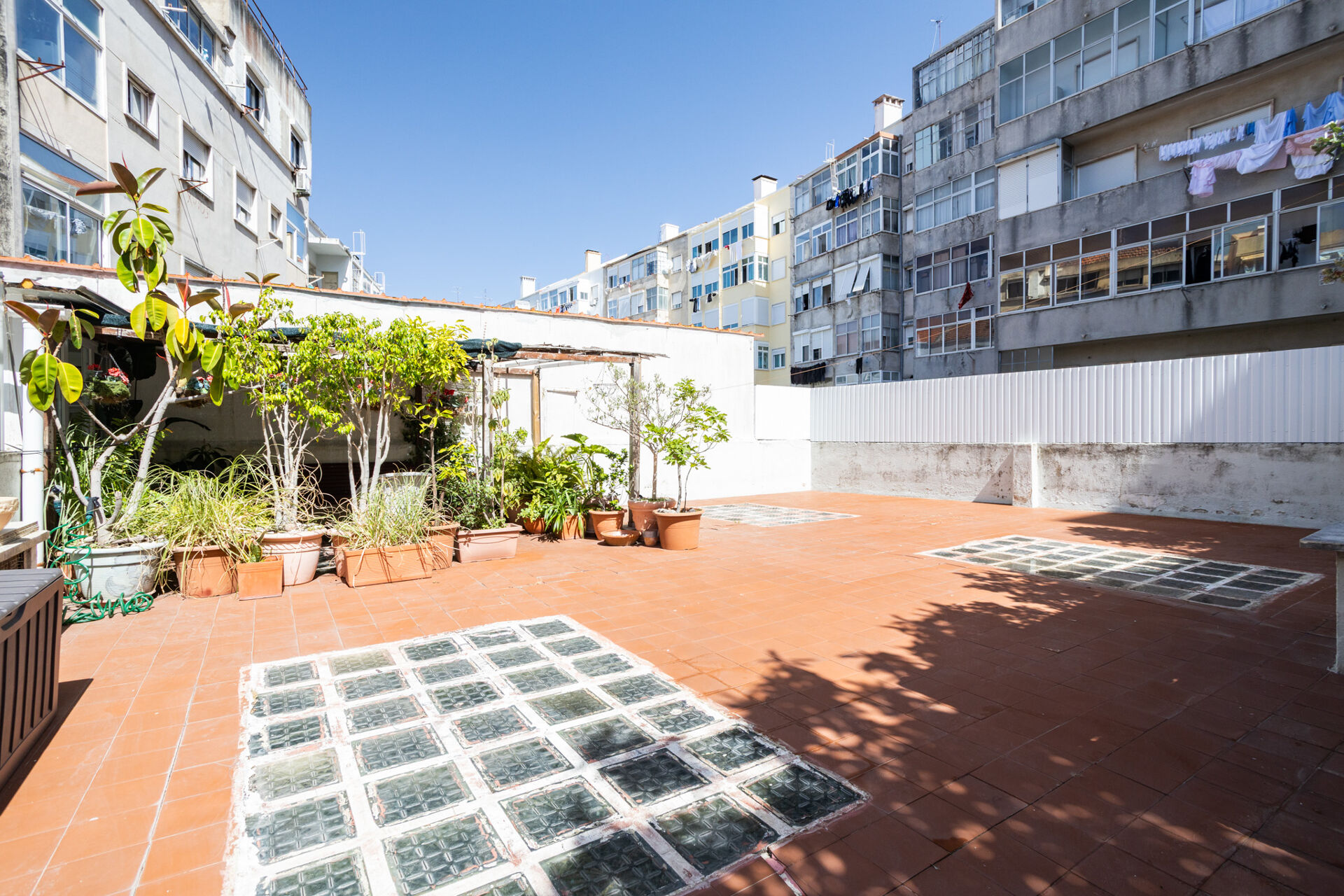 T1 com Terraço Privativo de 80 m², em Bom Estado e com Grande Potencial
