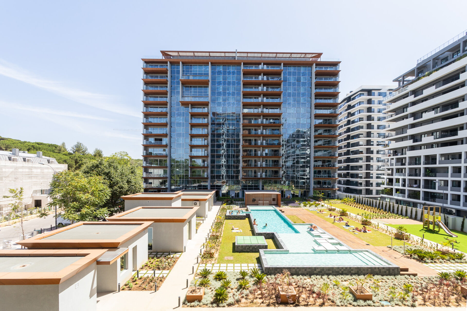Apartamento Novo T1 em Condomínio de Luxo Monview com Piscina, Jardim e 2 Parking Slots