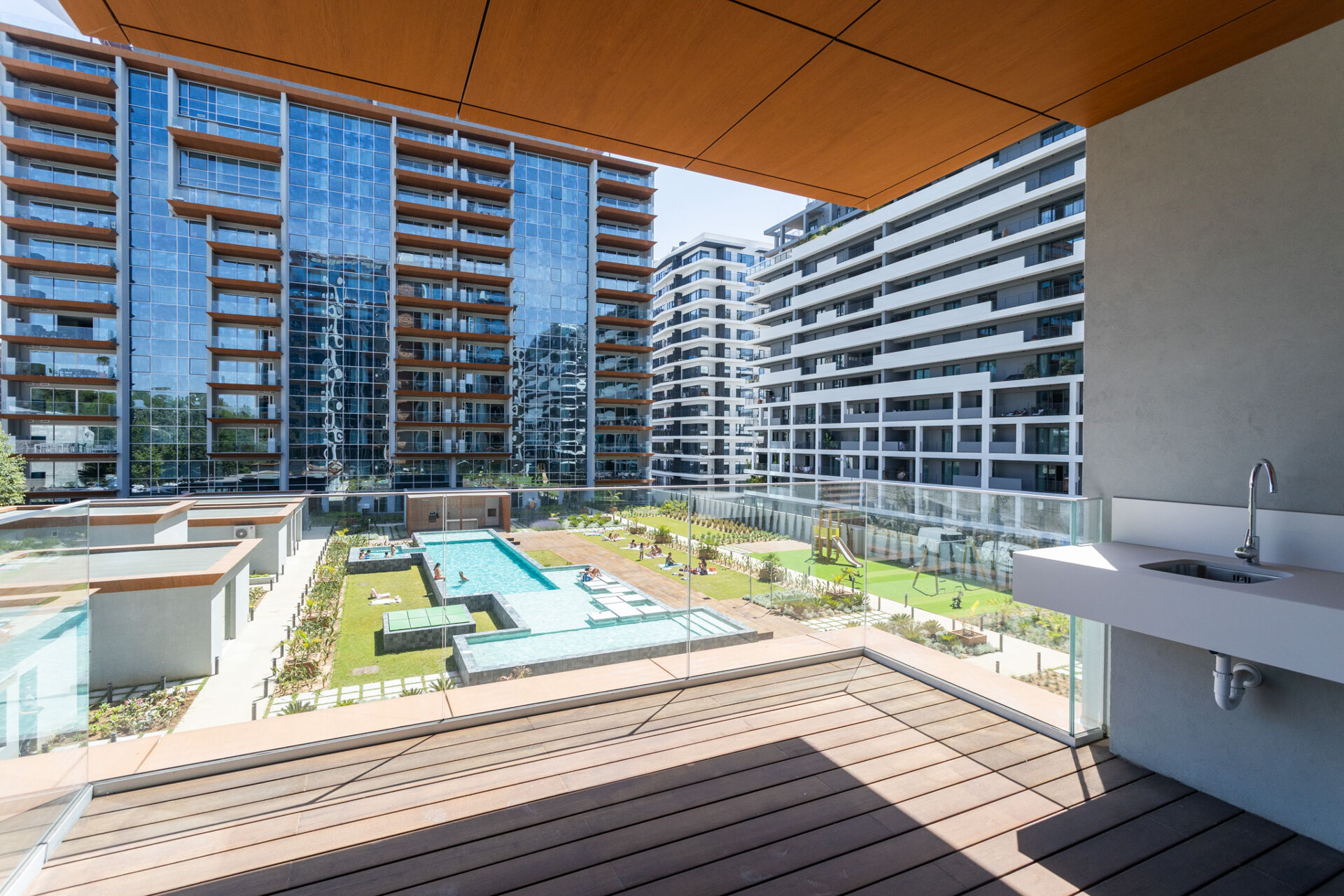 Apartamento Novo T1 em Condomínio de Luxo Monview com Piscina, Jardim e 2 Parking Slots