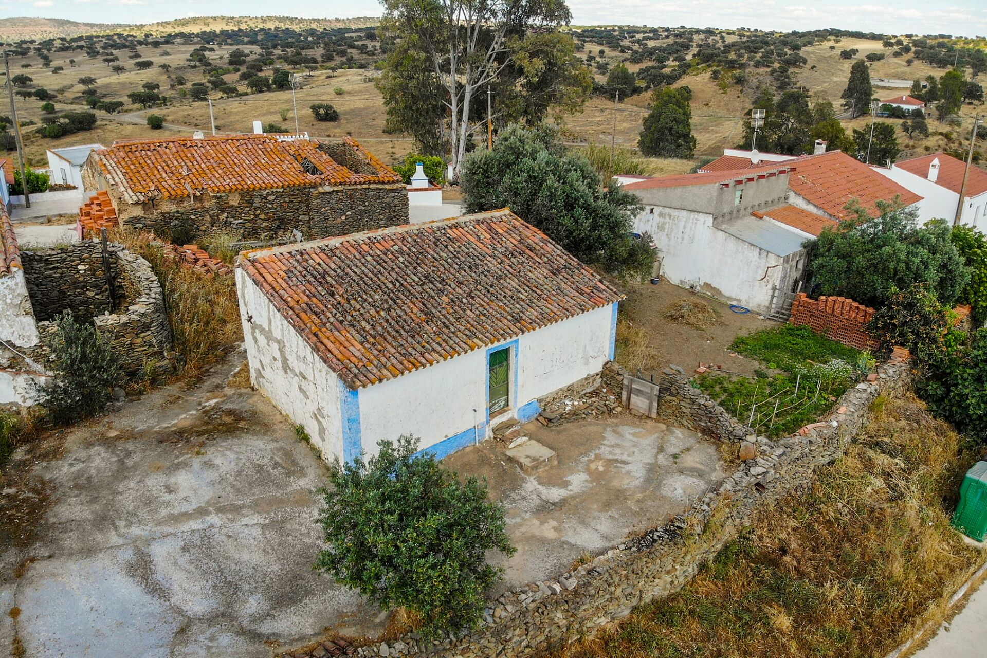 Monte com casas em Ruína  em Tamejoso – Excelente Oportunidade