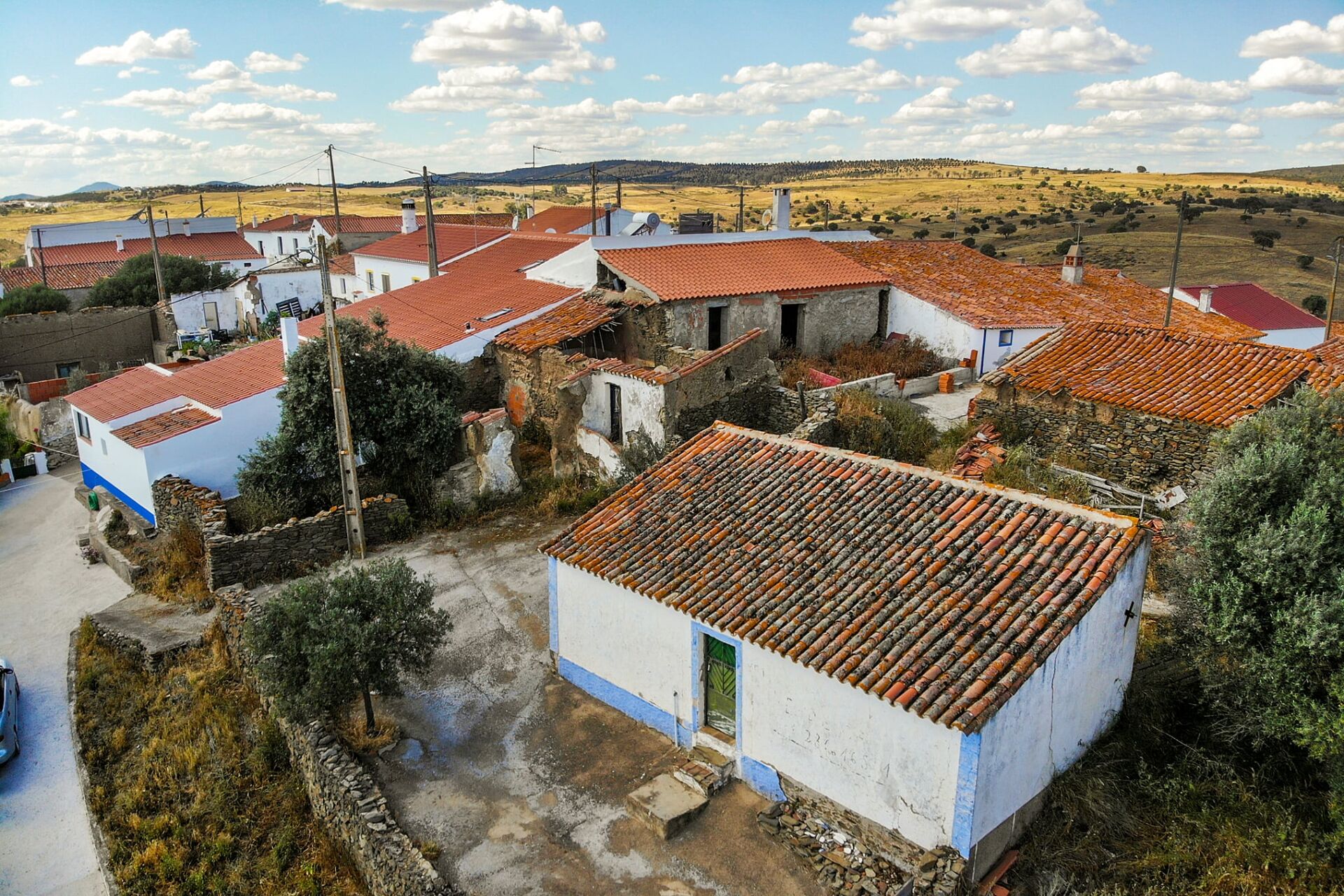 Monte com casas em Ruína  em Tamejoso – Excelente Oportunidade