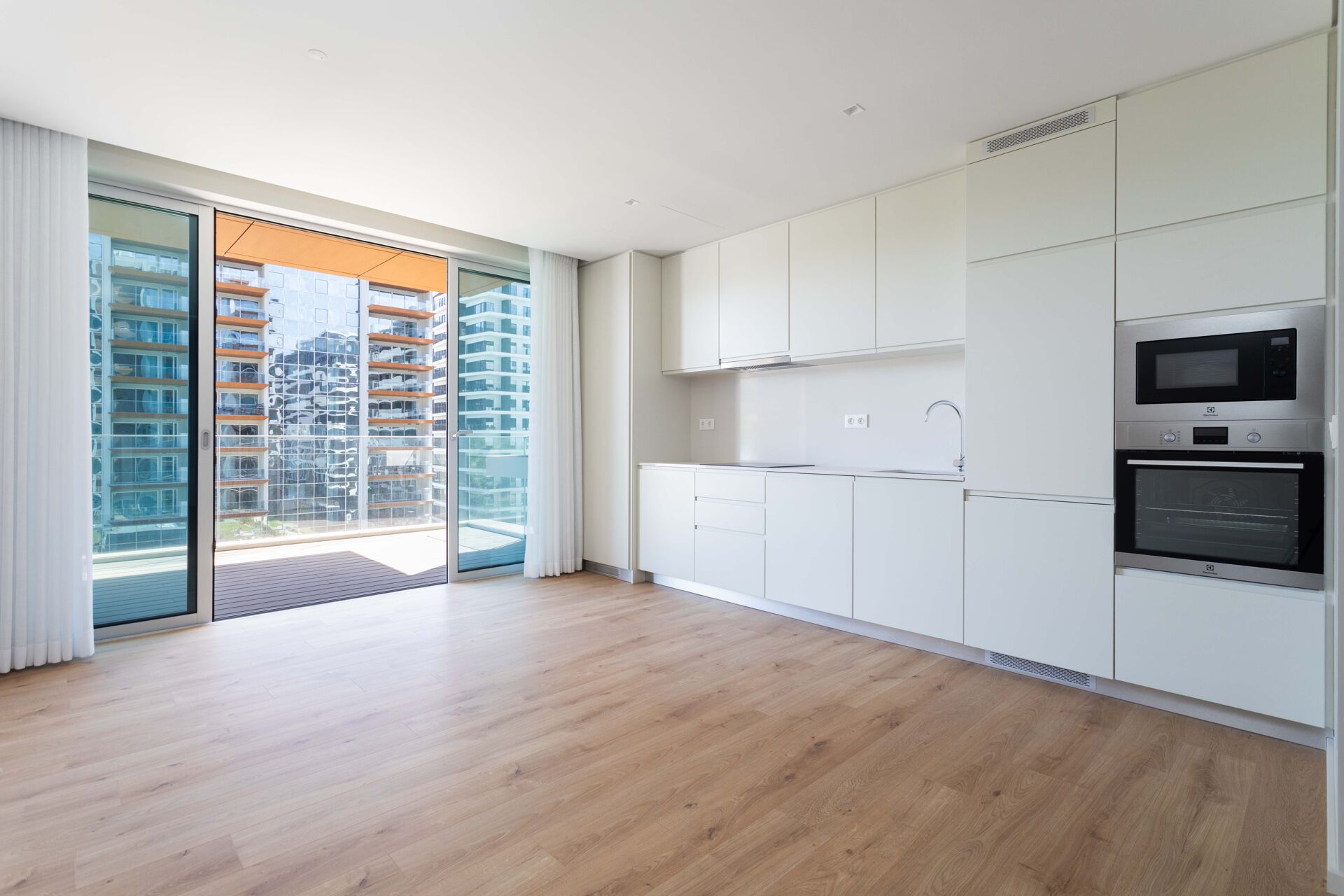 Apartamento Novo T1 em Condomínio de Luxo Monview com Piscina, Jardim e 2 Parking Slots