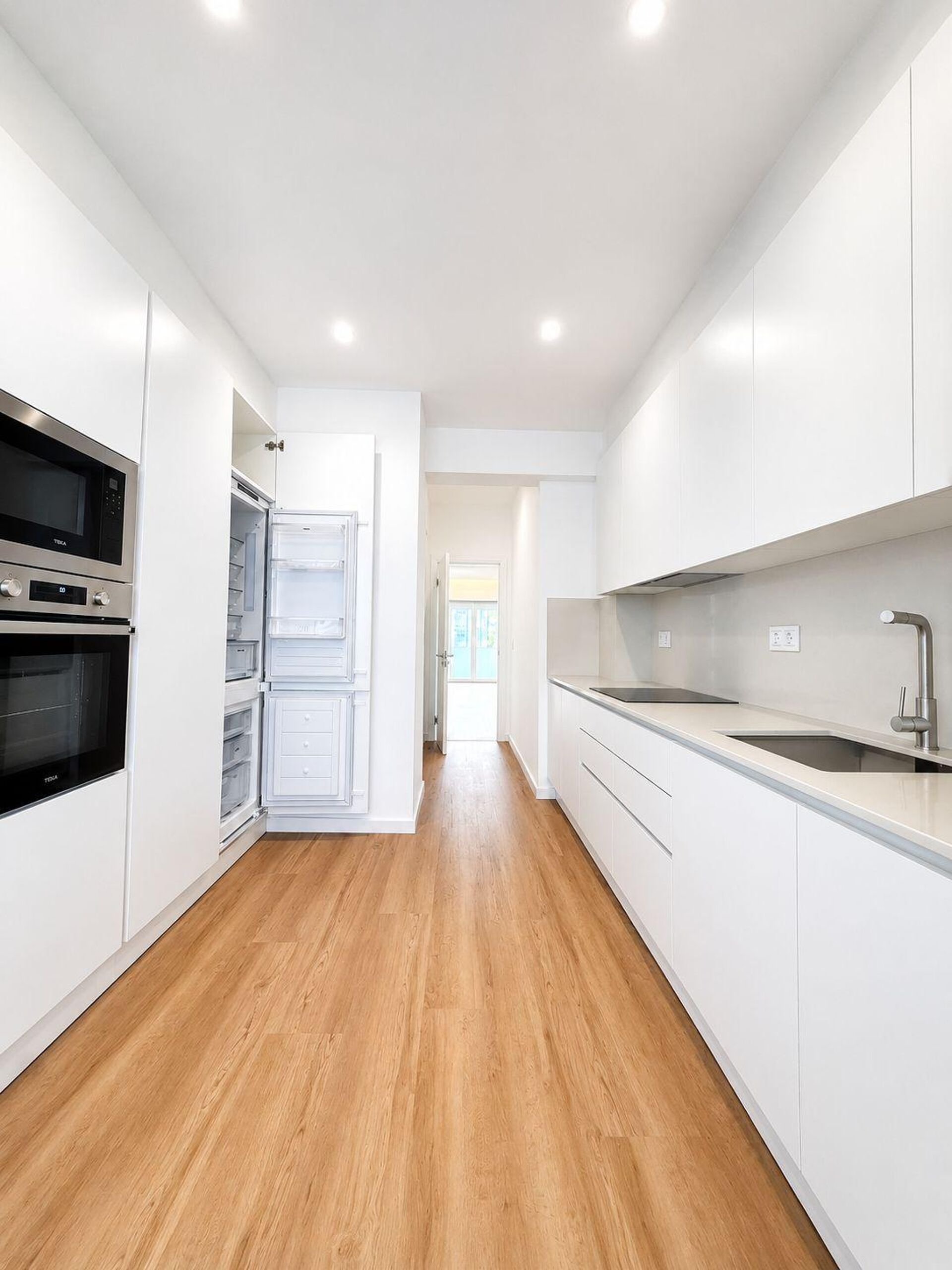 Apartamento T3 Remodelado com varandas no centro de Carnaxide