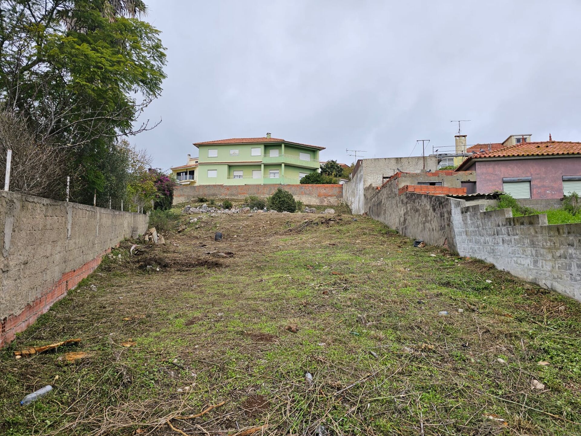 Oeiras, Terreno Urbano em Vila Fria, com Projeto para 3 Habitações e Grande Potencial de Valorização