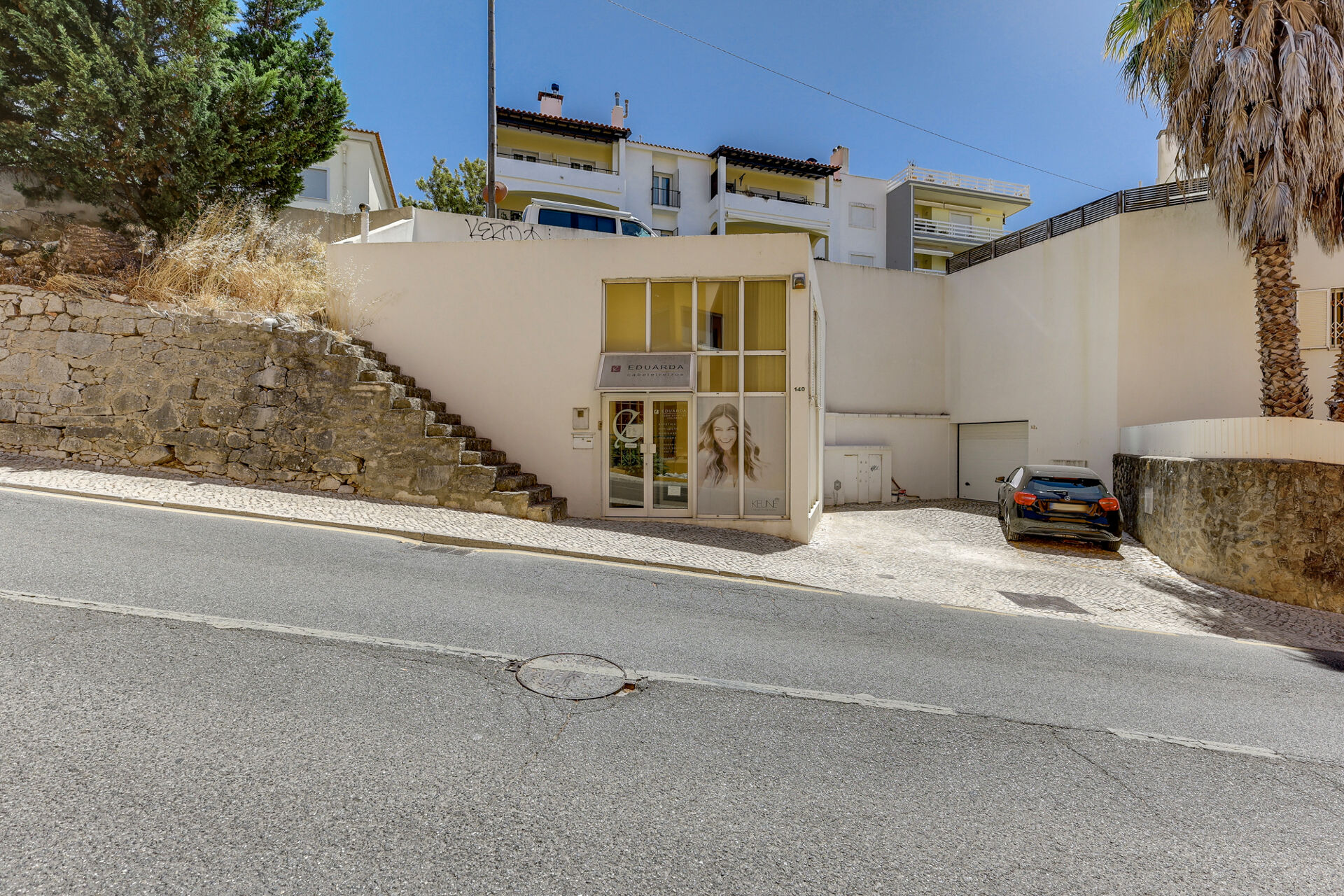 Espaço Comercial com estacionamento junto à praia