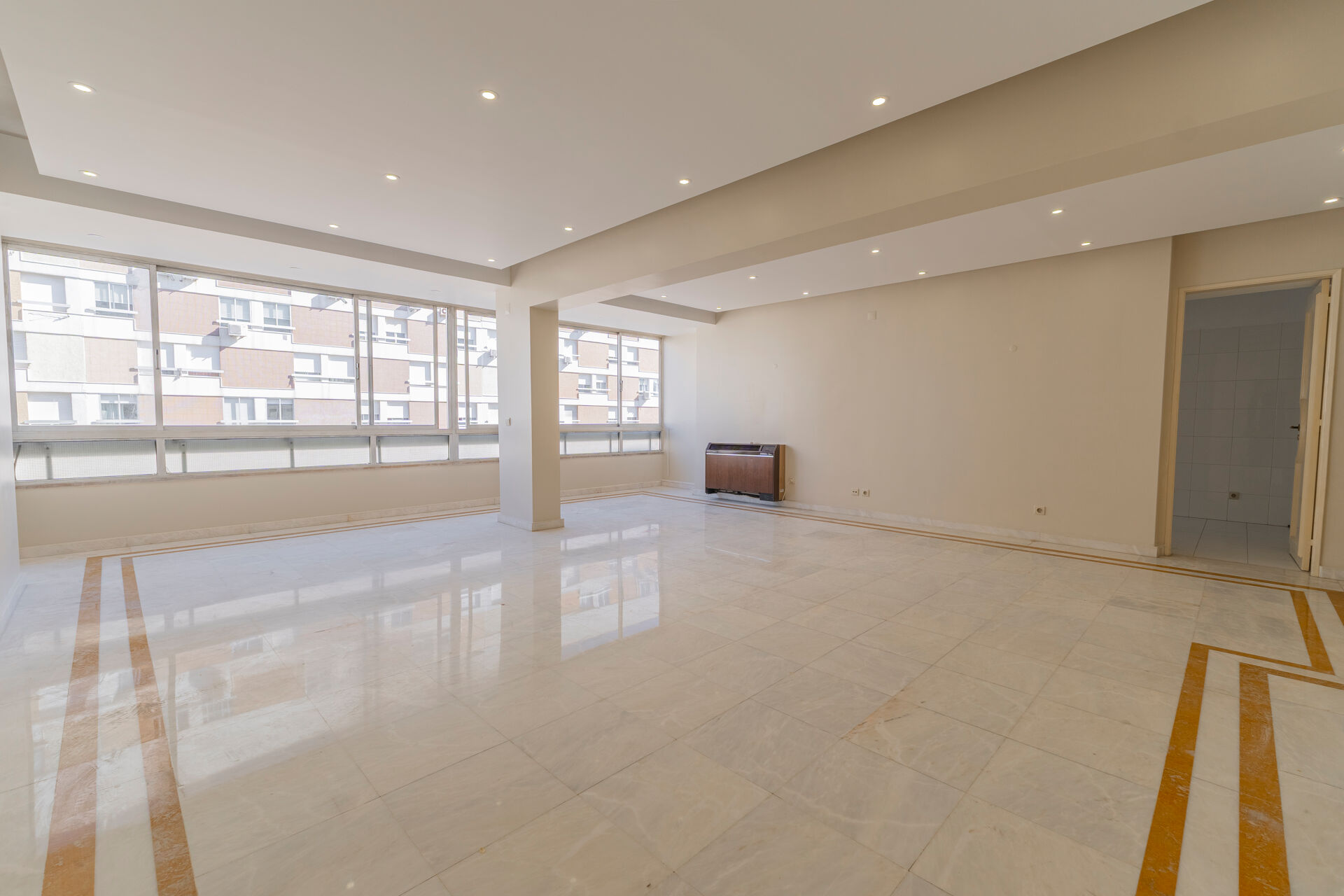 Amplo apartamento T3 de 150 m² junto ao Aeroporto de Lisboa - Com Estacionamento
