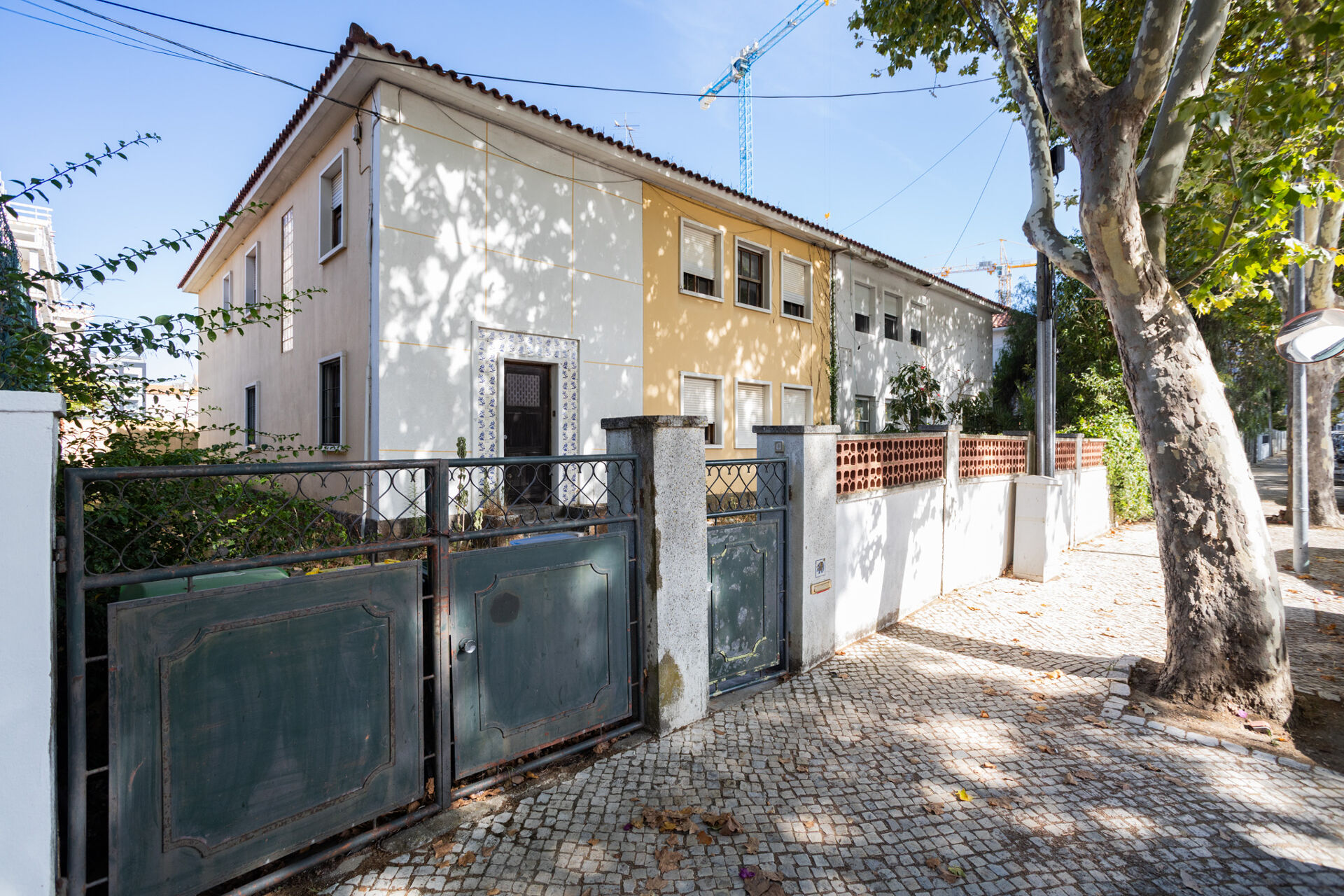 Moradia Geminada com 330 m², 11 Quartos e Grande Potencial de Renovação com Jardim e 4 Estacionamentos
