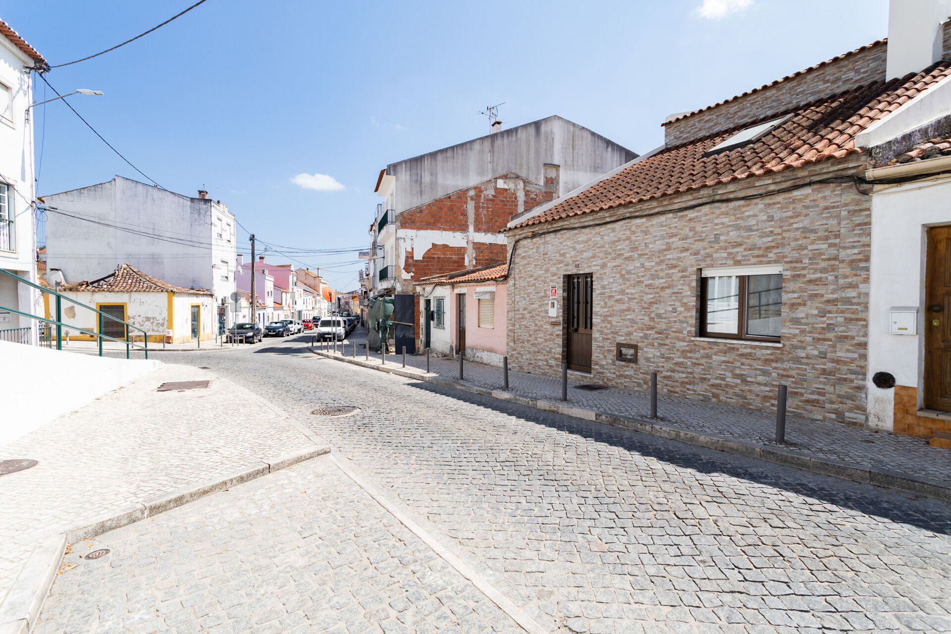 Moradia em Banda T4 com Lareira, Terraço, comércio e Estacionamento para 2 Carros