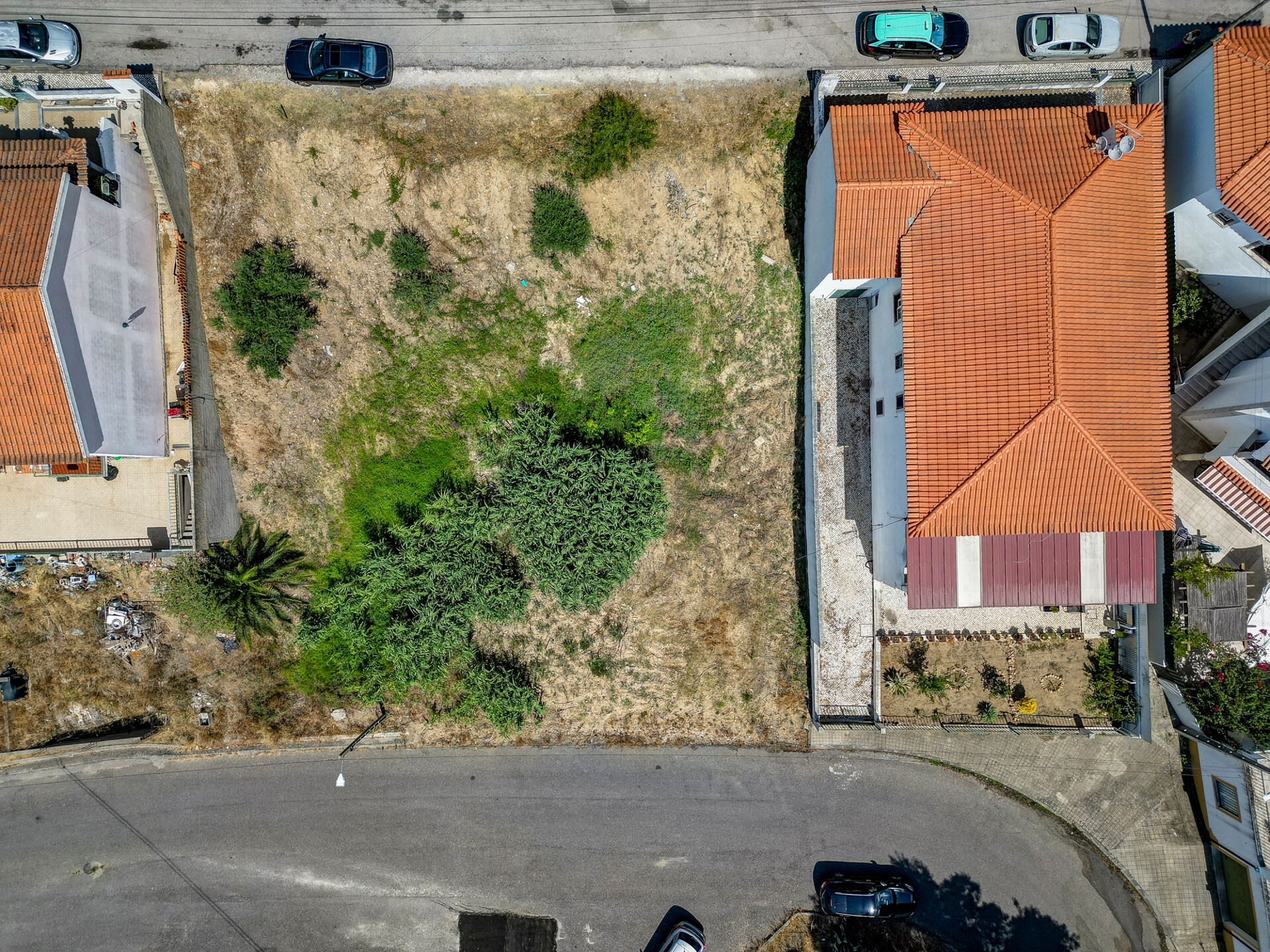 Terreno com Potencial para 2 Moradias Geminadas | Até 350 m² de Construção
