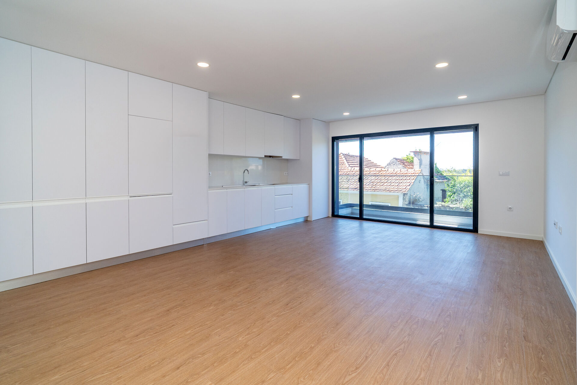 Apartamento T2+1 Novo com 2 Suites, Varanda e Estacionamento, em Aveiro.