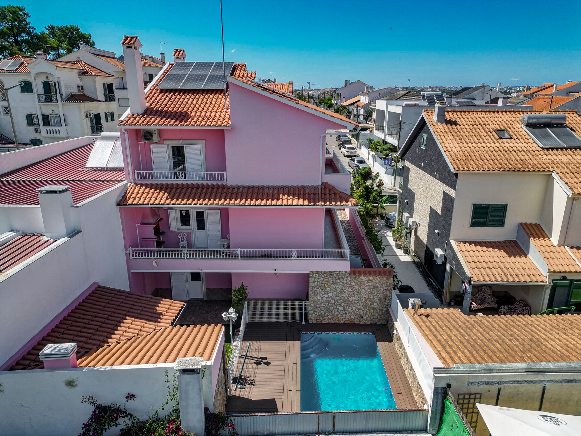 Moradia Geminada Remodelada com Piscina, 4 Quartos e Espaço de Lazer, Ideal para Família
