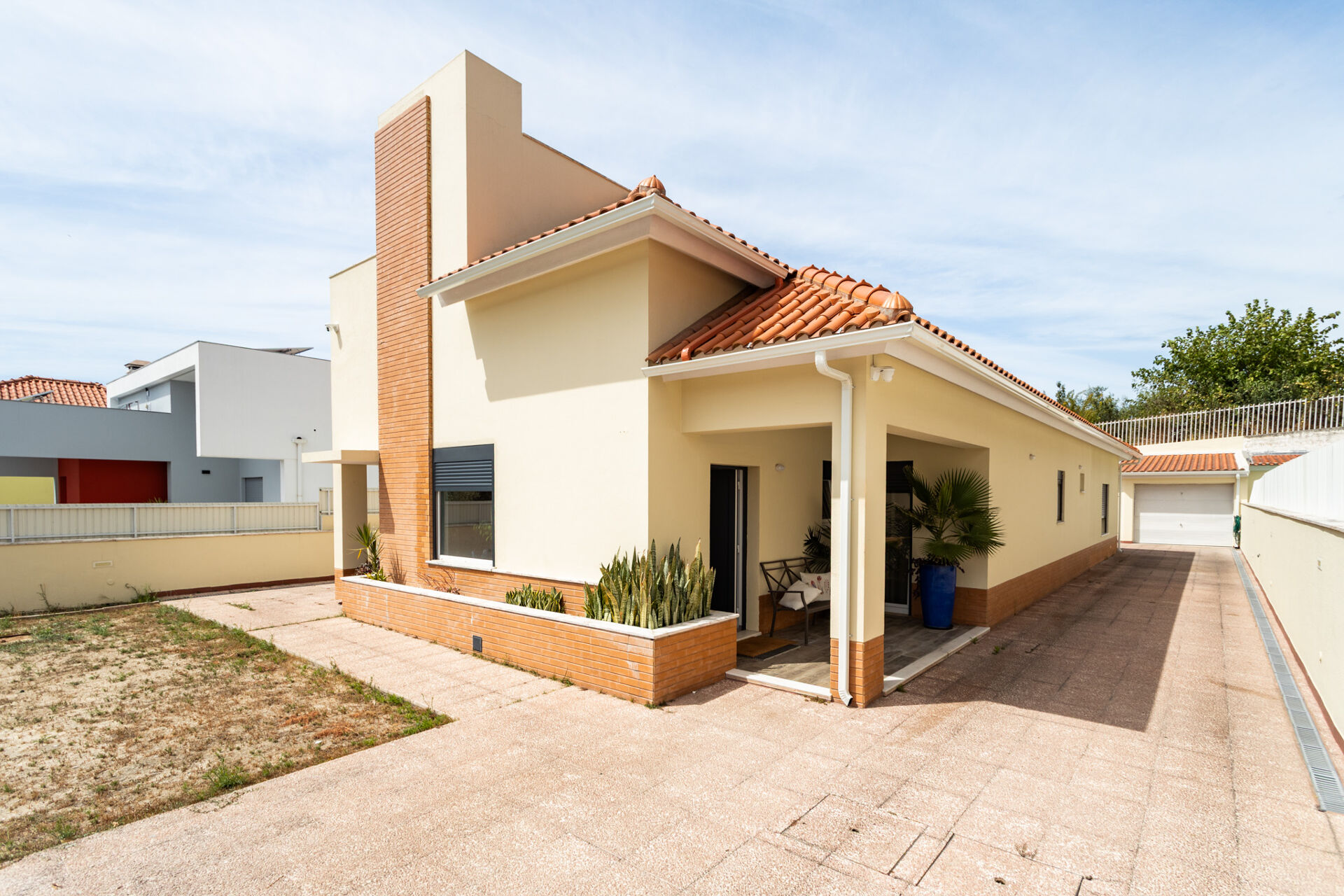 Moradia Isolada T3+2 Totalmente Remodelada com lote de 615m2 em Paio Pires