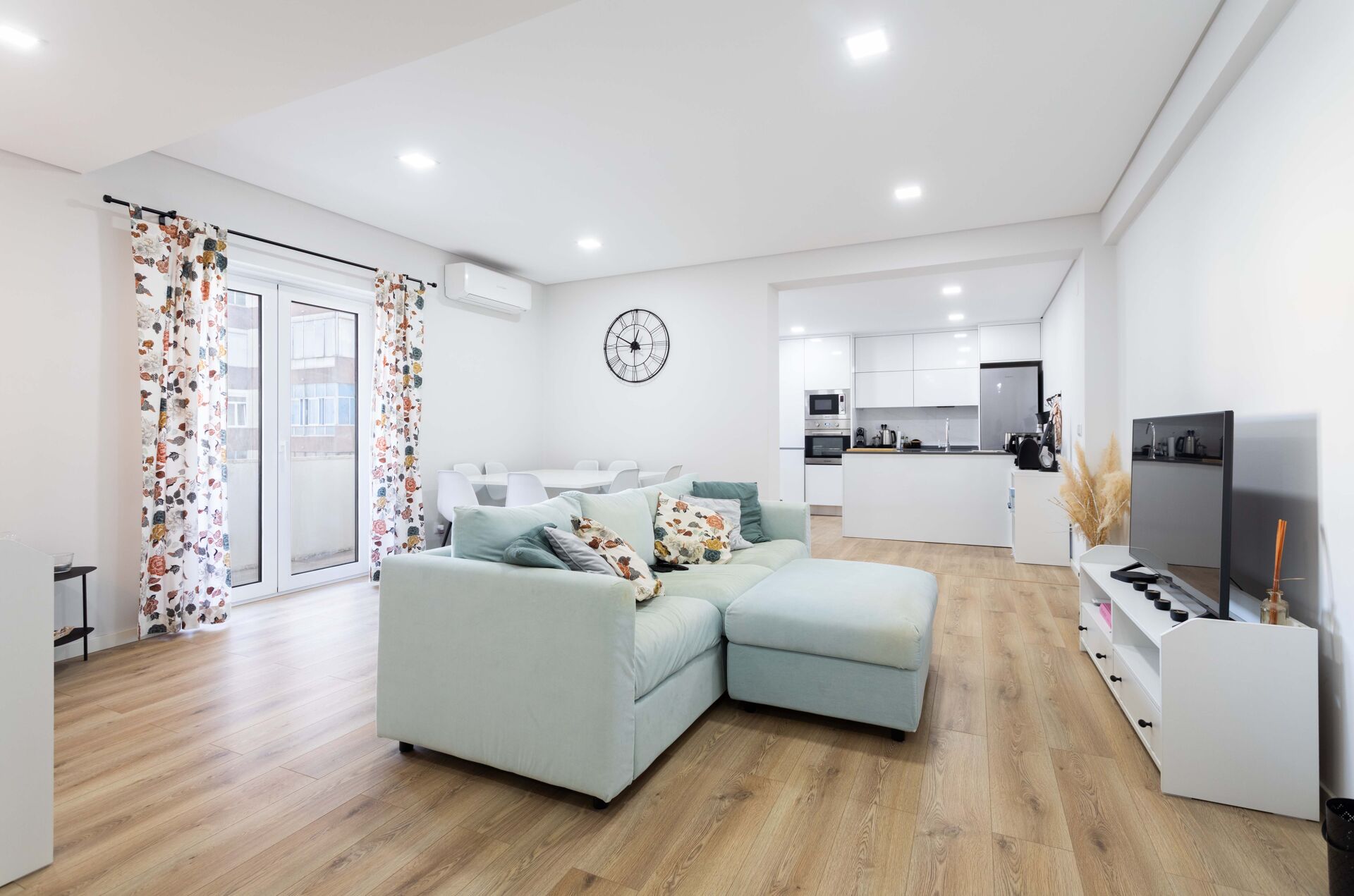 T2 remodelado com 2 varandas e 2 casas de banho completas na Cova da Piedade