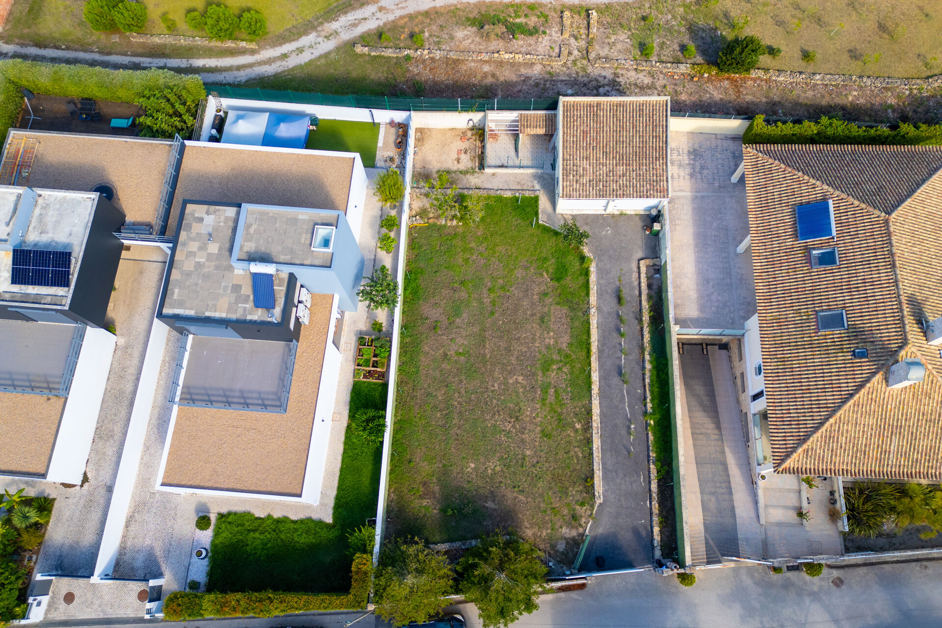 Terreno urbano com armazéns | Potencial para projeto de moradia