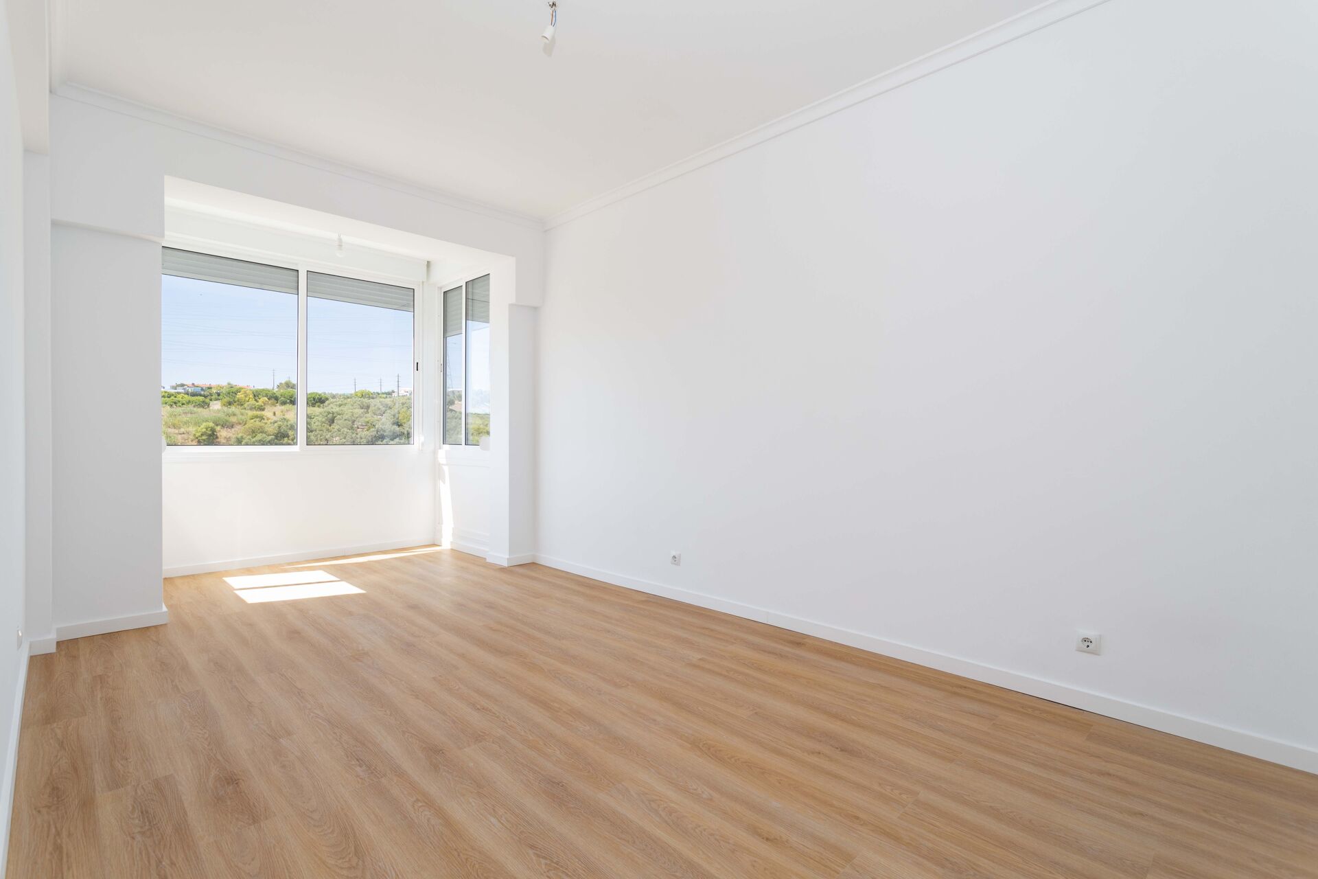 Moderno T2 Remodelado com Vista Livre na Calçada de Carriche