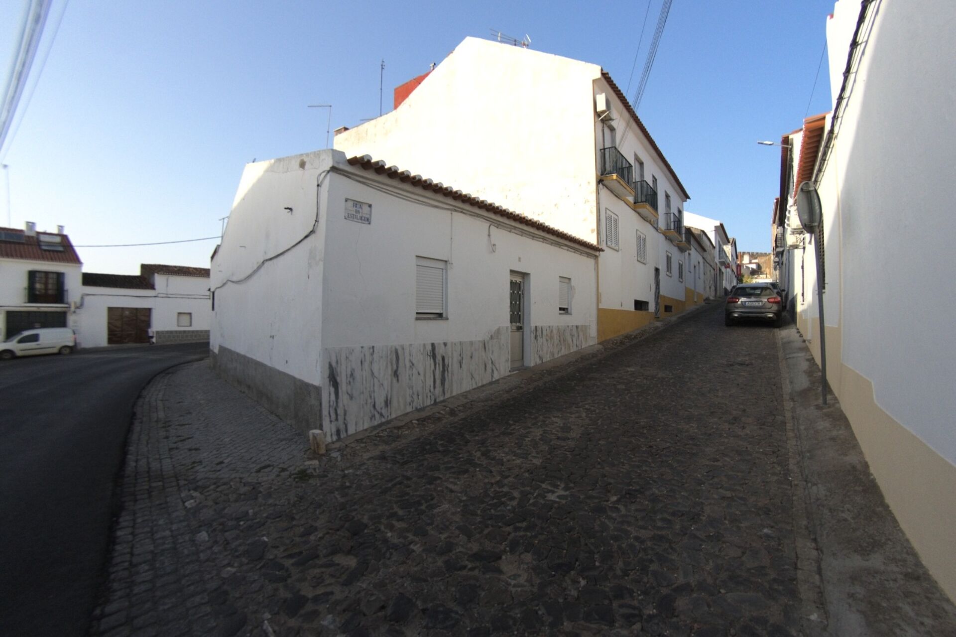 Moradia Térrea com terraço em Moura