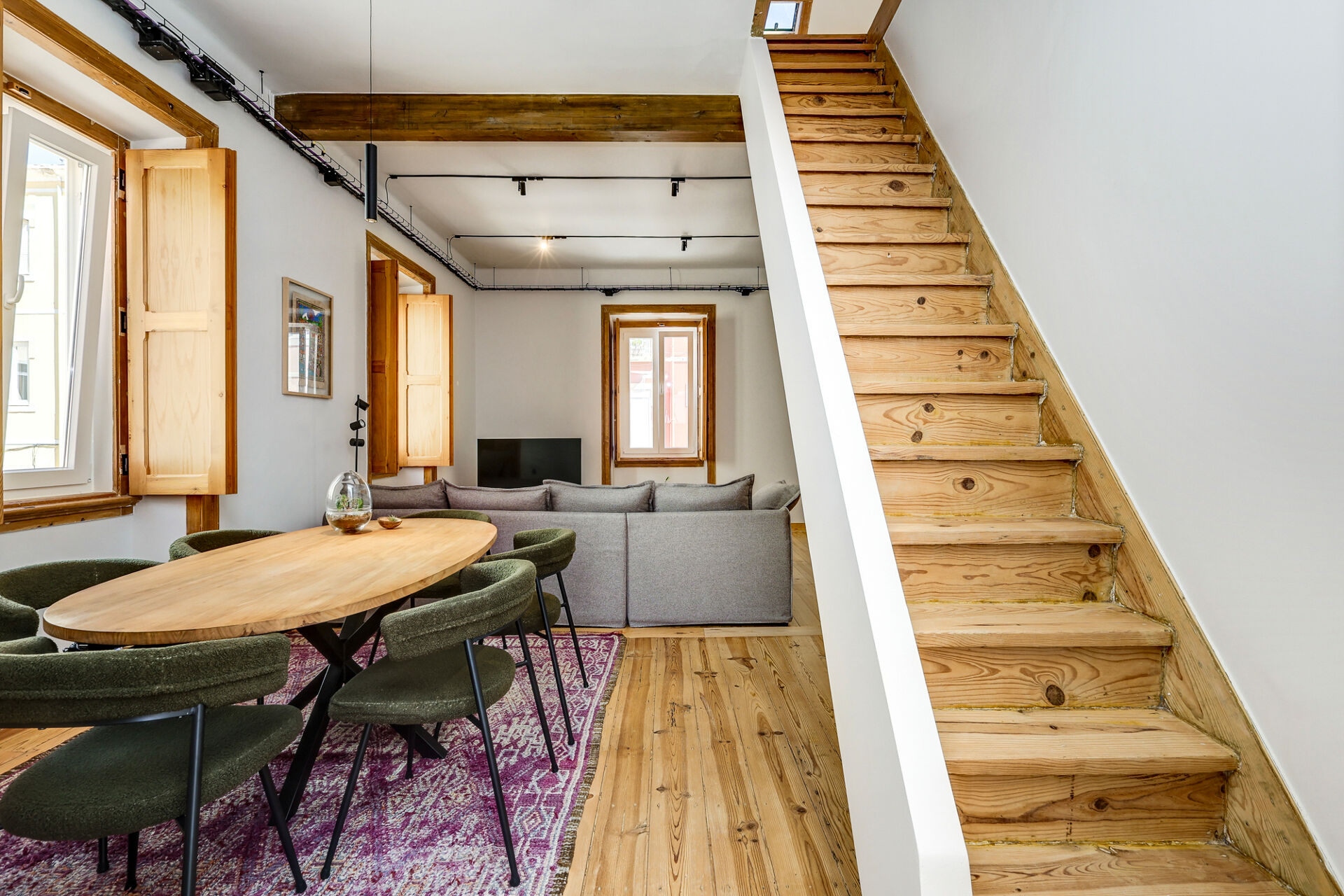 Apartamento Remodelado na Ajuda com 110 m², Luz Natural e Charme Lisboeta
