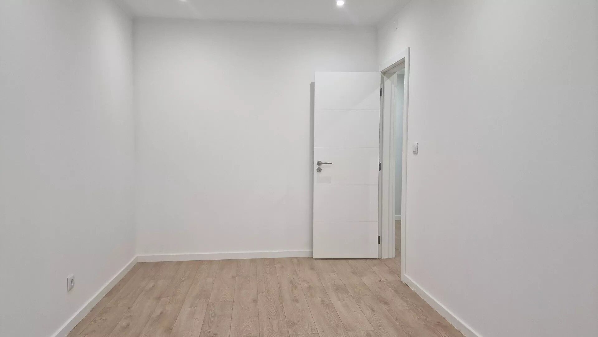 Apartamento T3 Remodelado com Varanda, no Centro e Junto à Igreja Matriz