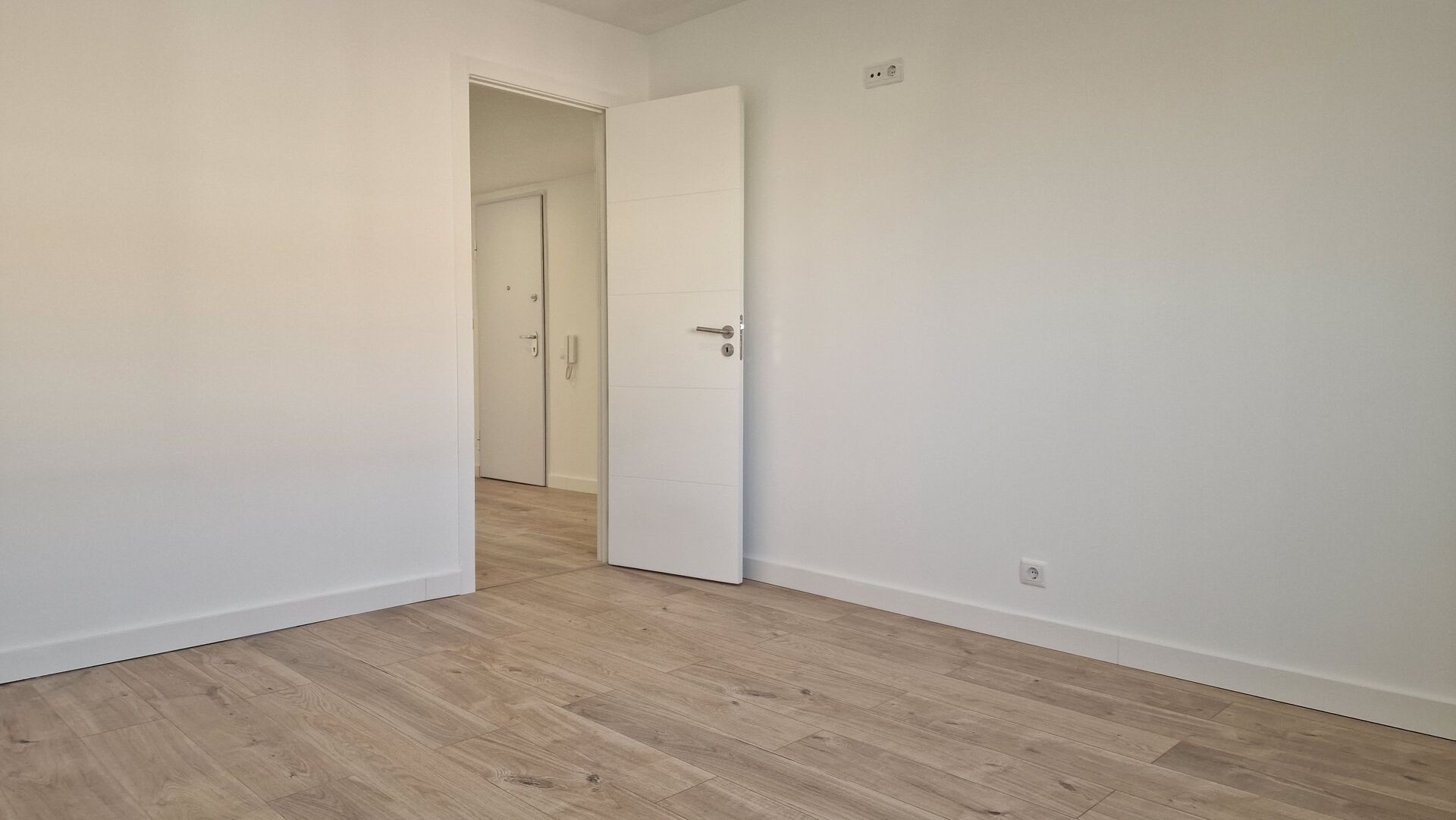 T2 Remodelado com Varanda, Vista Cidade e Excelente Localização junto a Transportes e Serviços

