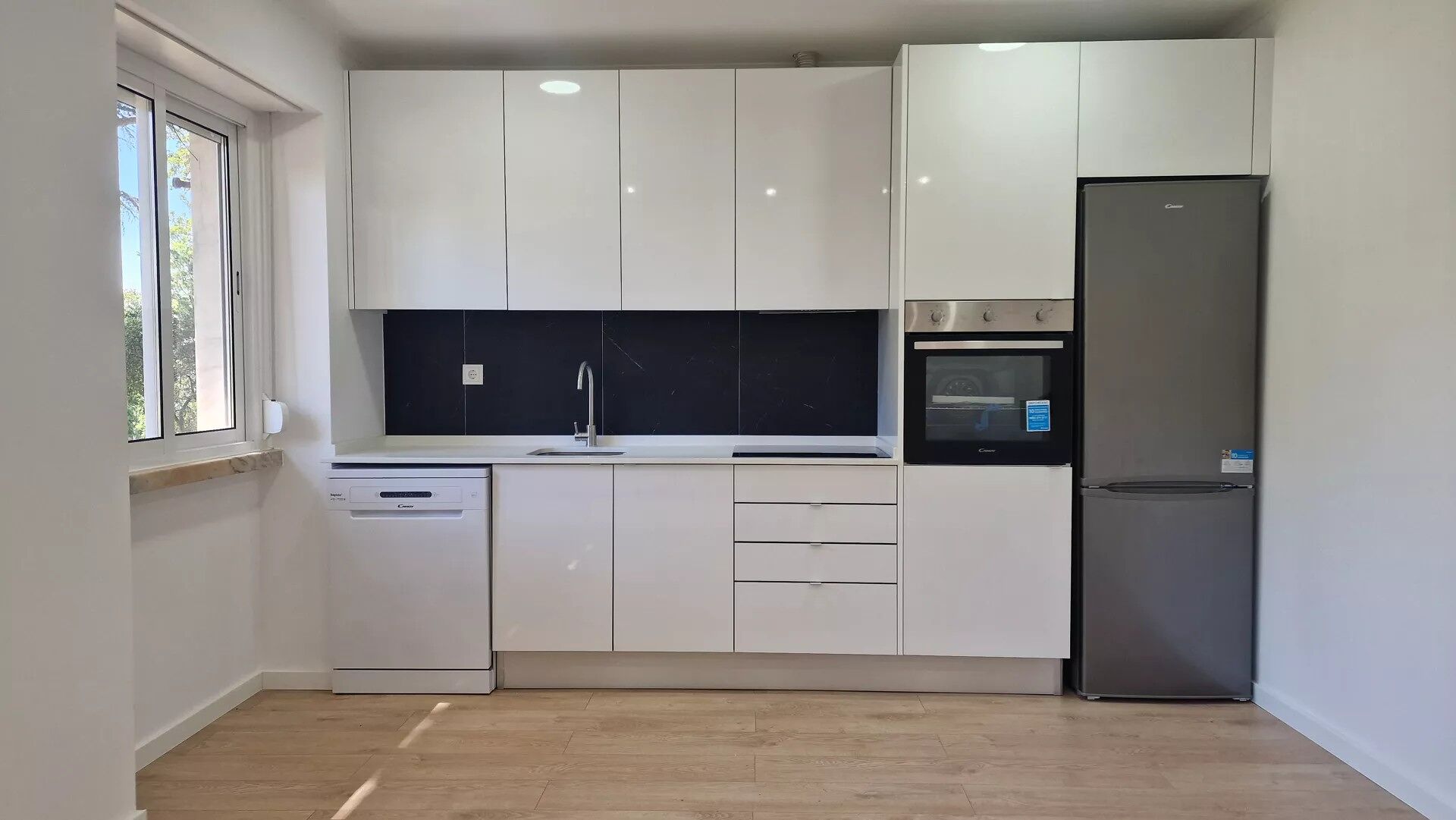 T3 totalmente remodelado, com cozinha equipada e excelente localização junto ao principal liceu

