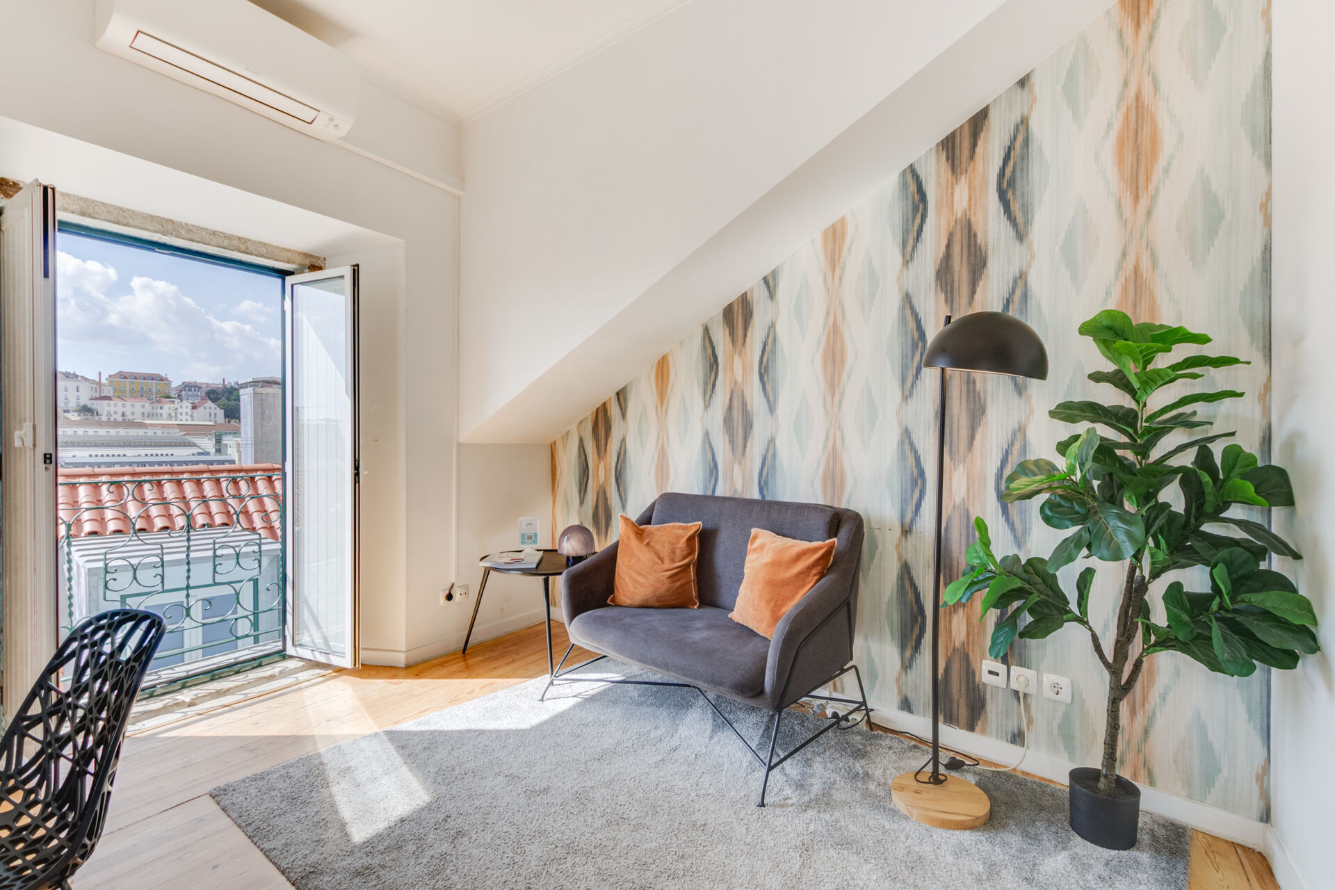 Apartamento Remodelado com Vista de Rio e Cidade no Coração de Lisboa