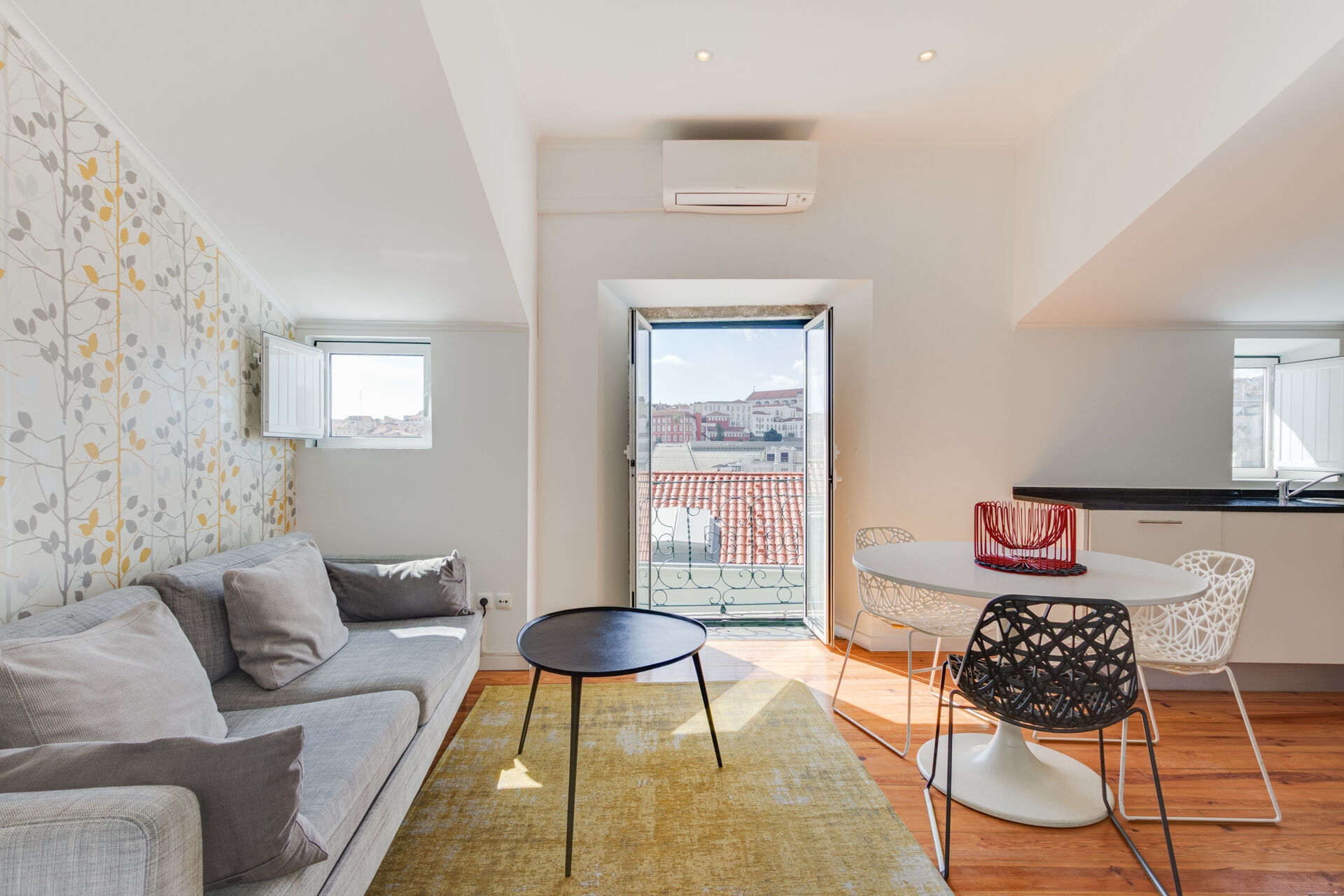 Apartamento Remodelado com Vista Rio e Cidade no Coração de Lisboa
