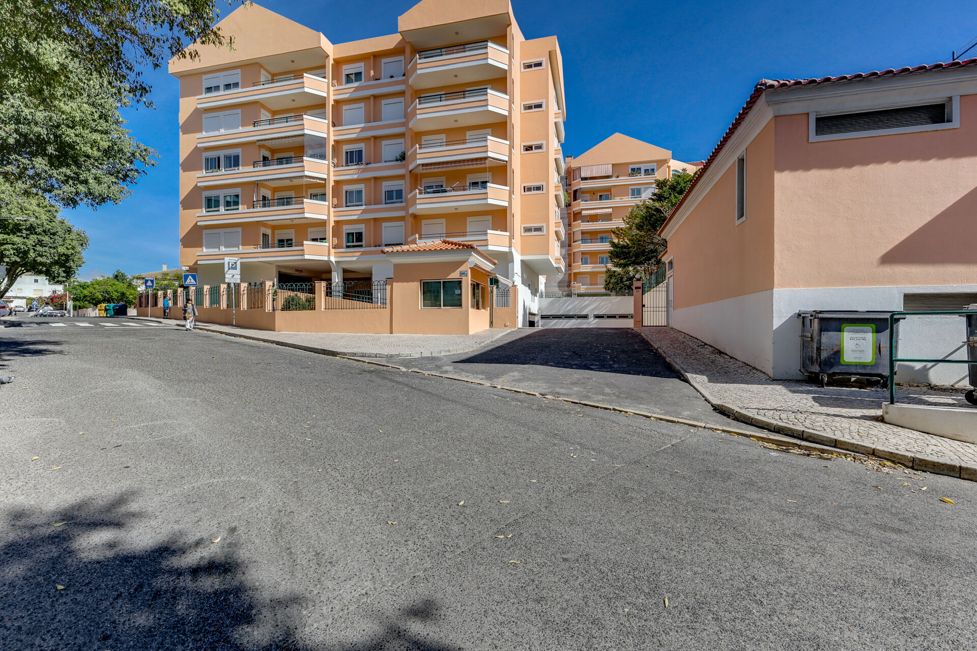 T3 no Condomínio Riviera com Piscina, Ginásio e 2 Parques junto à Praia e Nova SBE
