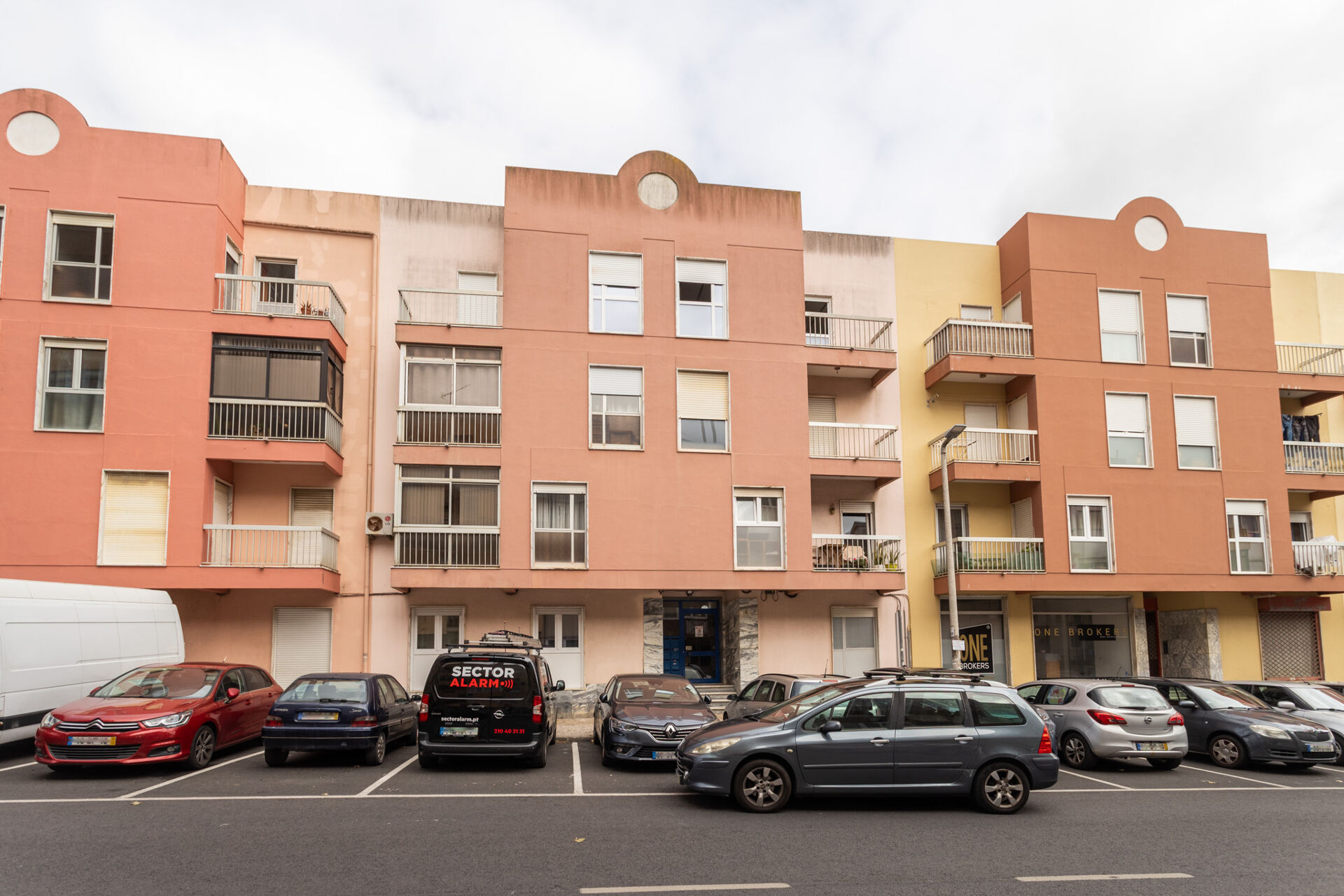 Apartamento T2 Remodelado com Varandas e Arrecadação