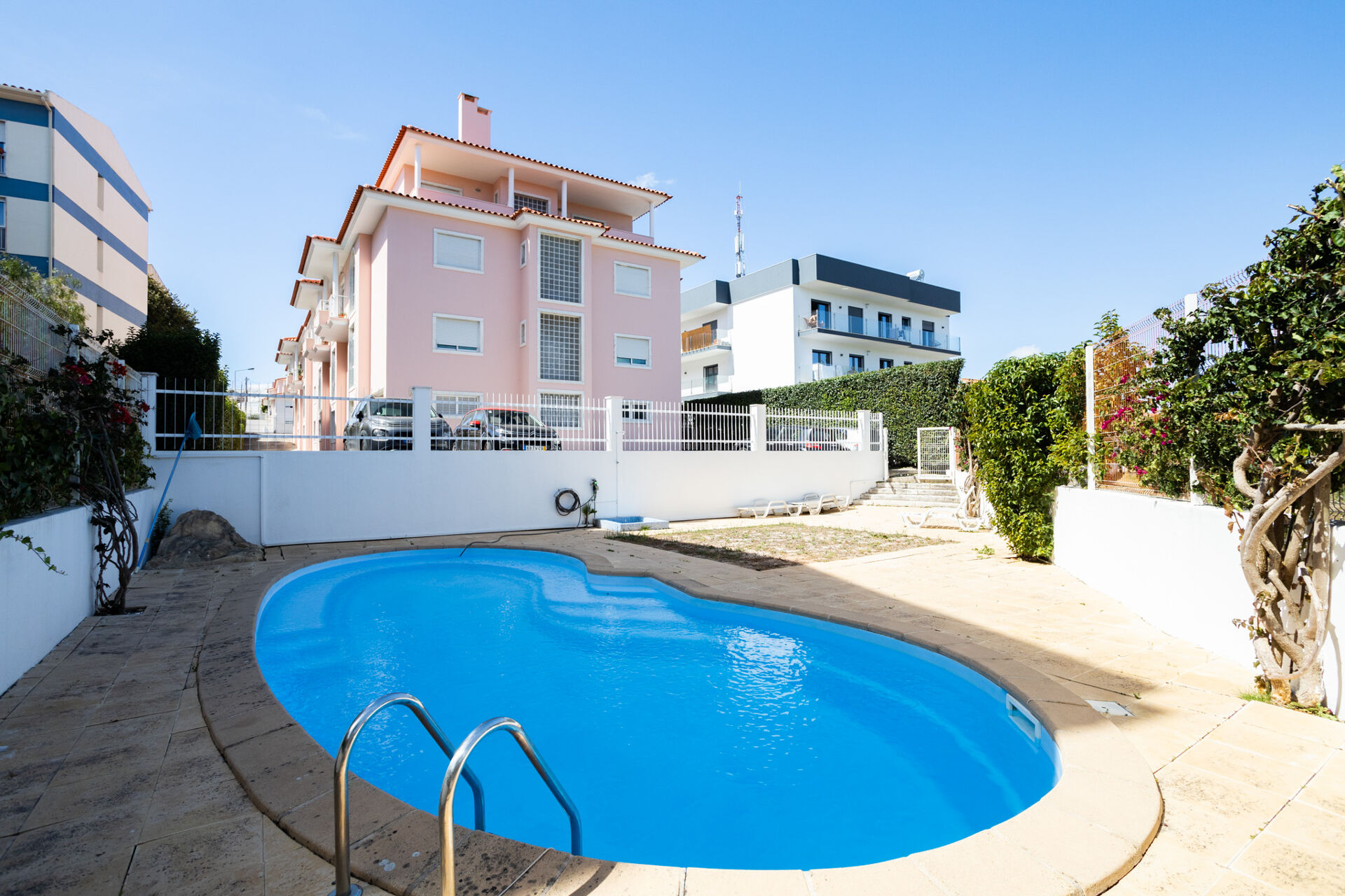 Apartamento Familiar Moderno T3 em Condomínio Fechado com Jardim e Piscina – Ideal para Vida Confortável e Prática!

