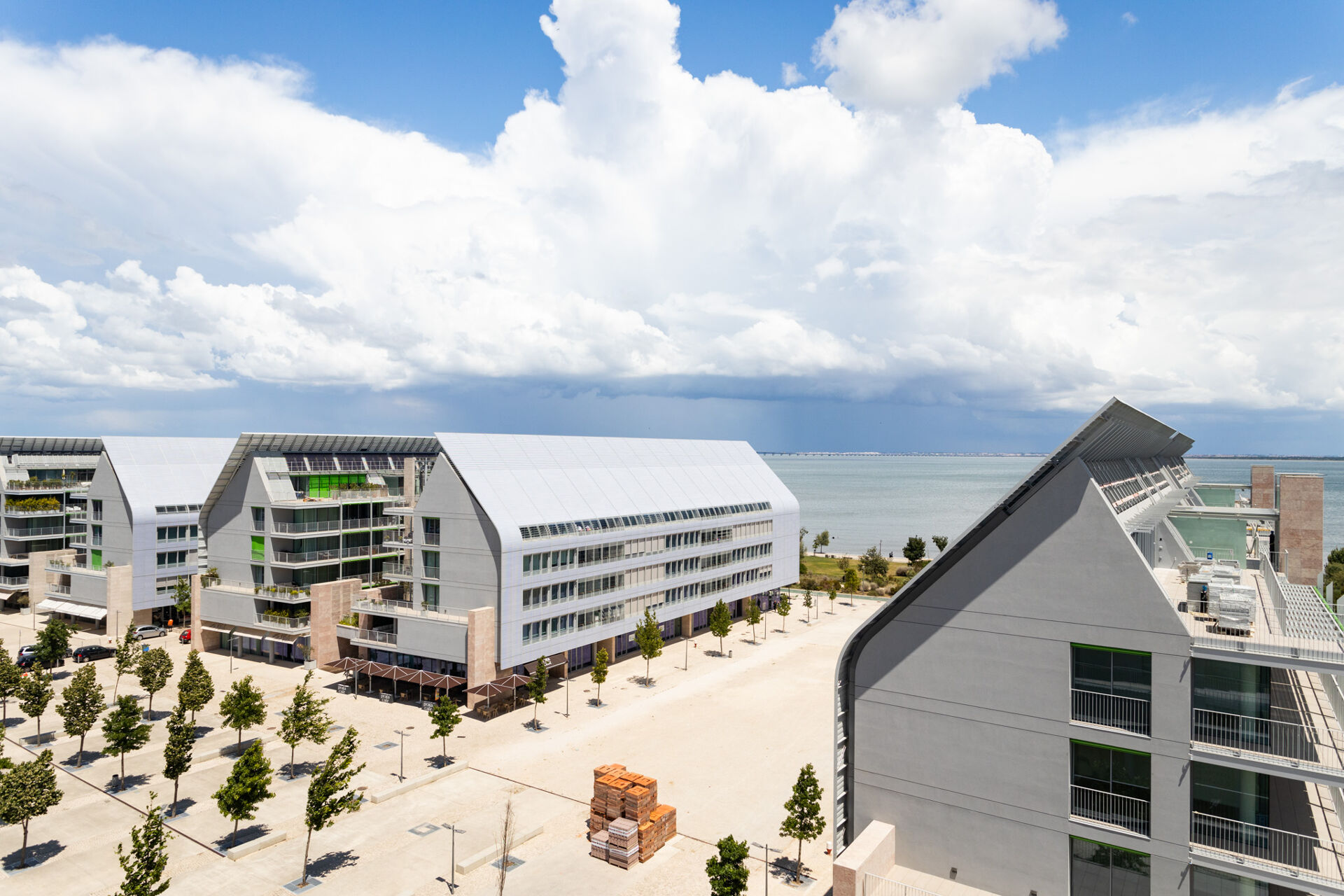 Cobertura com vista Rio, T2 com 154 m2 na Urbanização Jardins de Braço de Prata