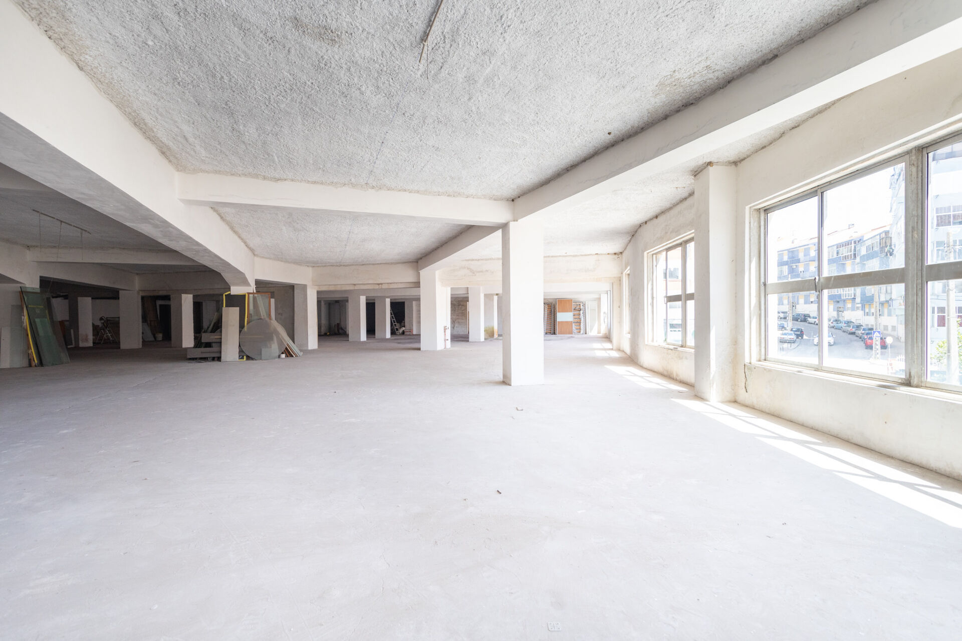 Laden in Seixal mit ca. 2.000 m²

