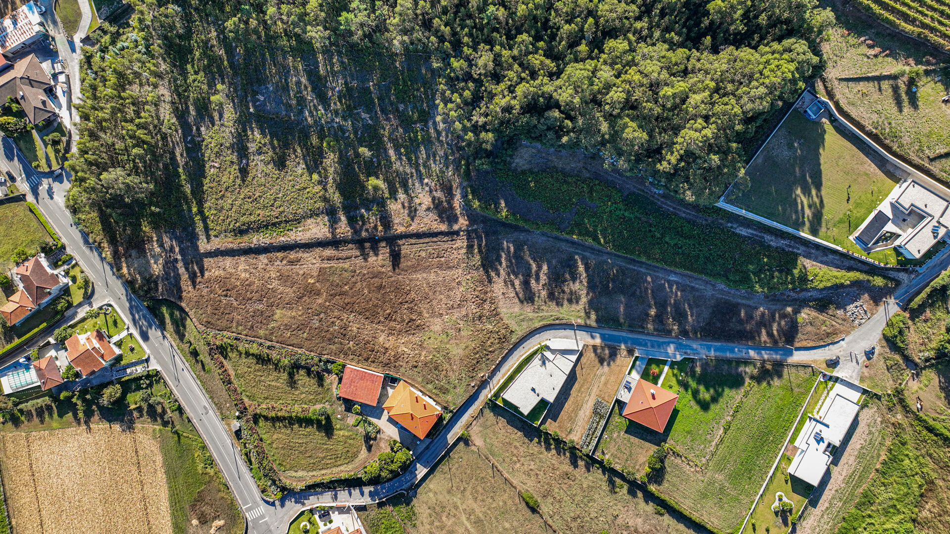 Terreno rústico de 15.520m2 em malha urbana e com possibilidade de construir em 10.000 m2