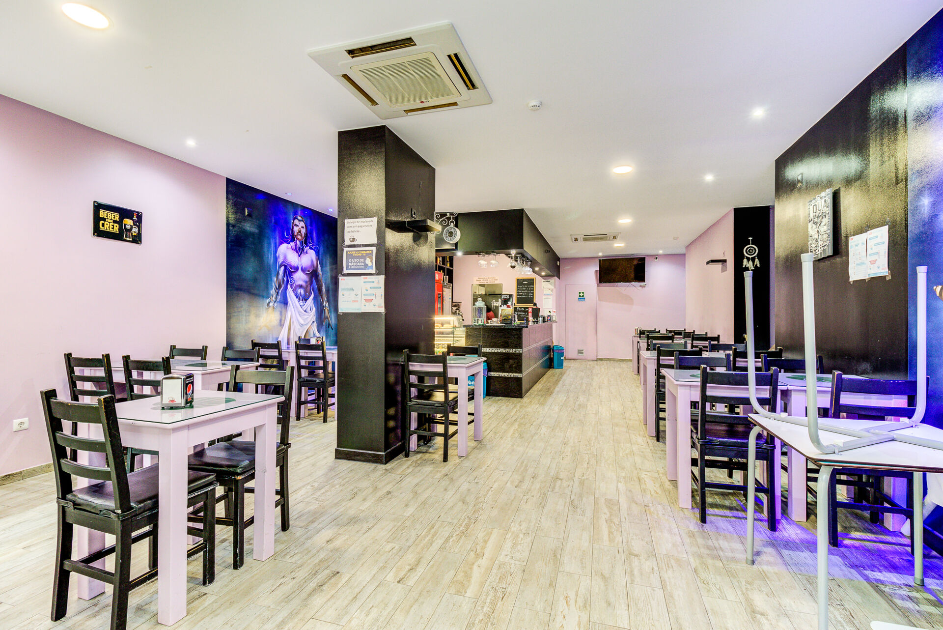 Café /Snack Bar totalmente equipado e em pleno funcionamento