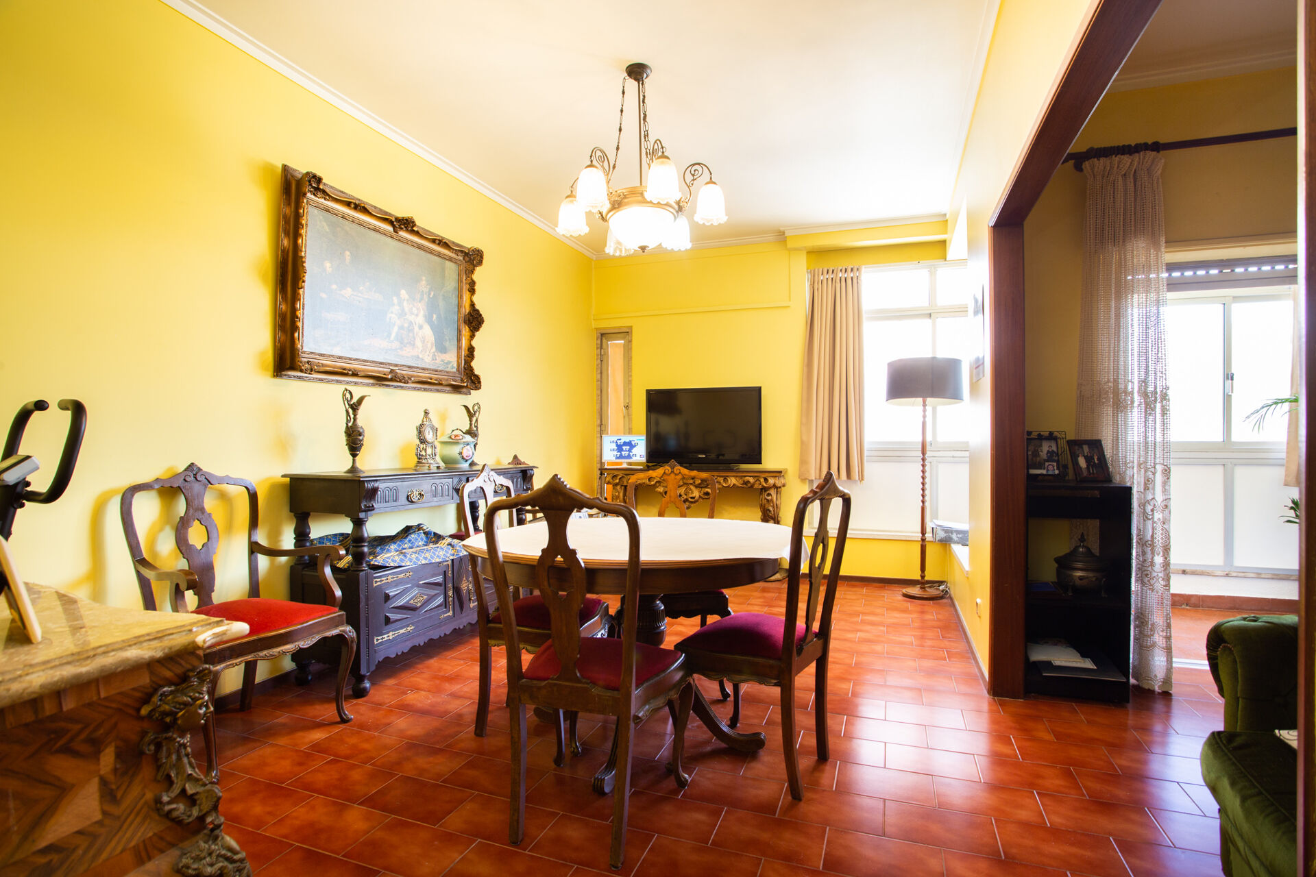 Apartamento T4 na Av. Bombeiros Voluntários de Algés 