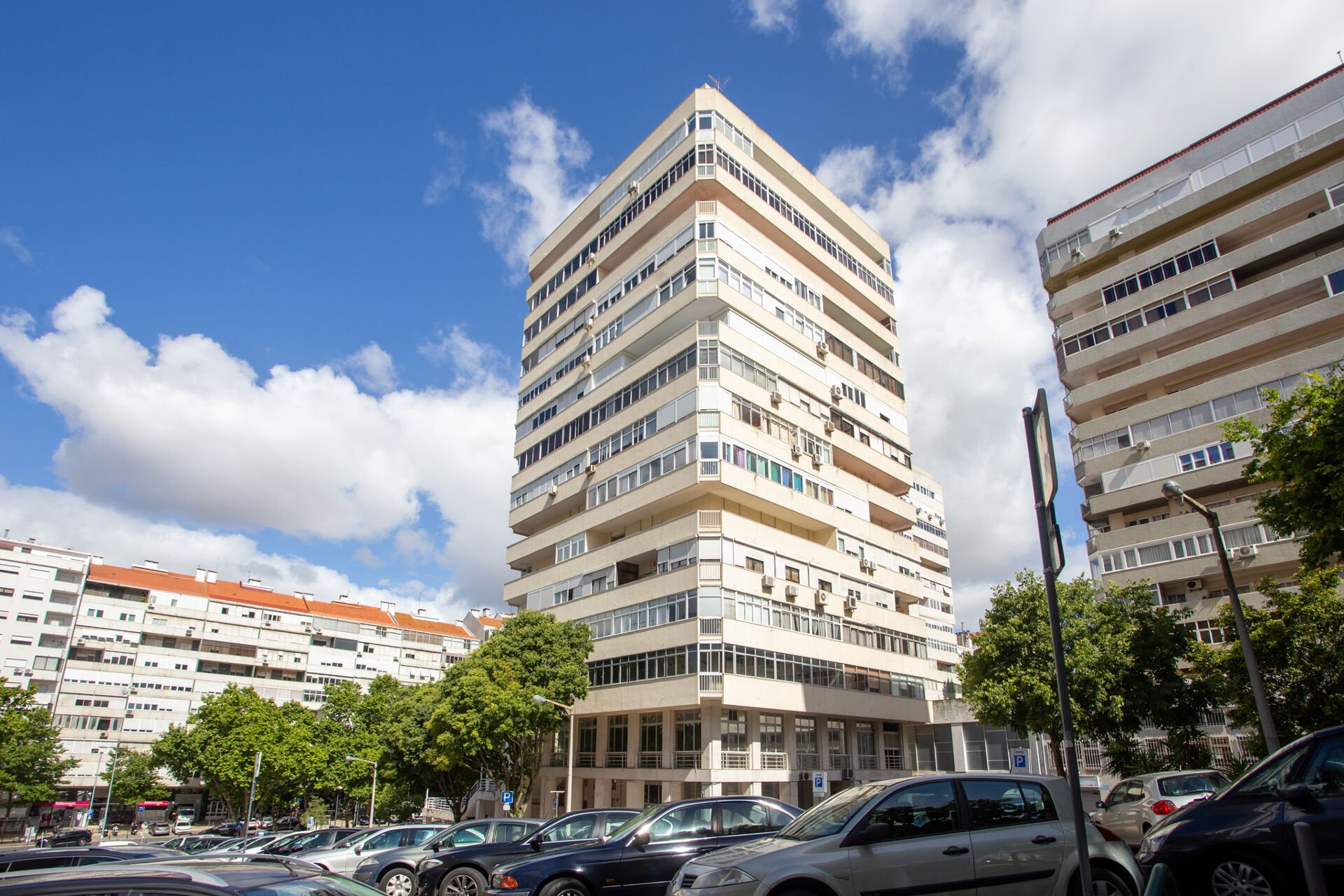 T3 com Varanda, Estacionamento e Vistas Desafogadas em São Domingos de Benfica