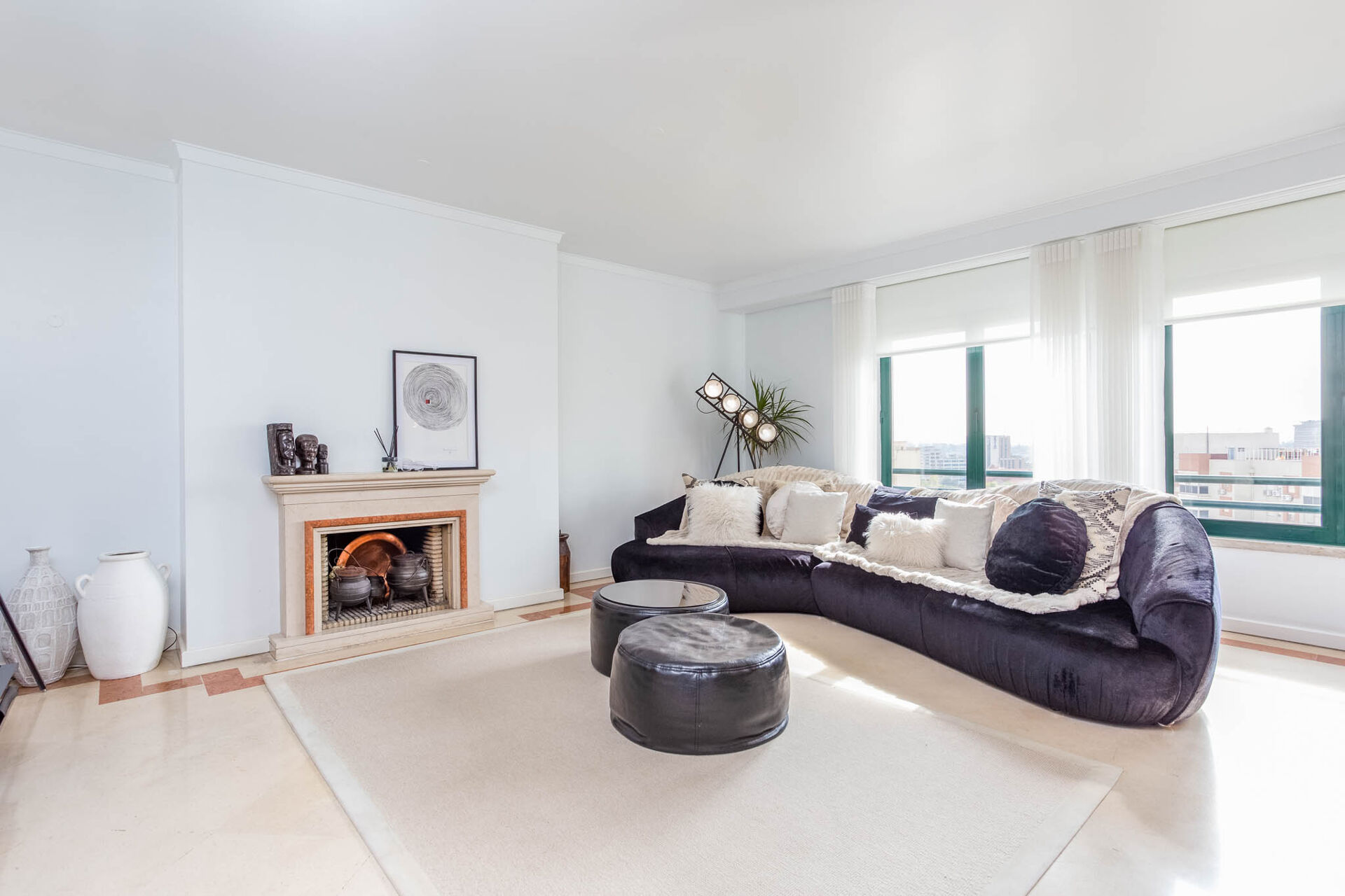 Apartamento de tipologia T4, em condomínio fechado na Quinta do Lambert