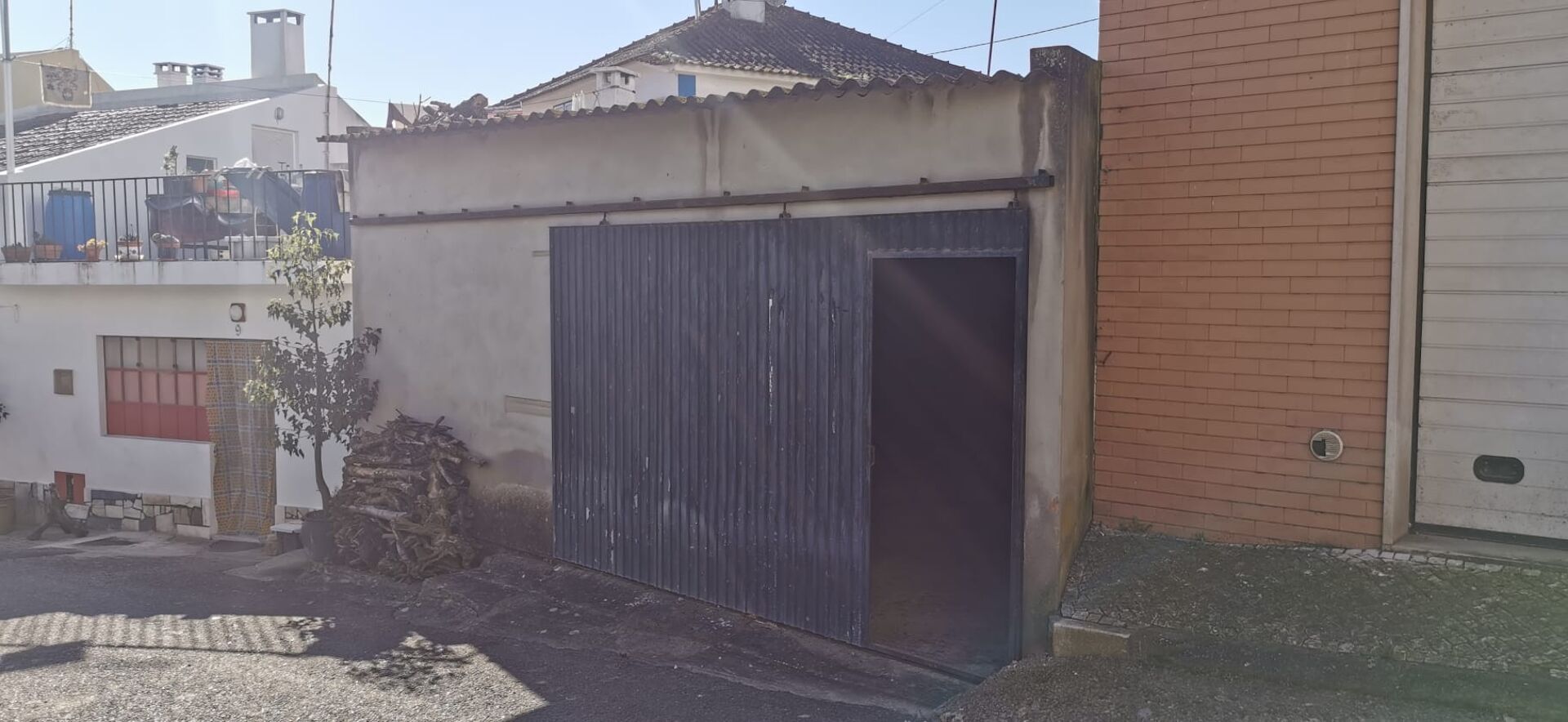  Garagem com terreno no centro de Aveiras de Cima com possibilidade construir uma moradia.